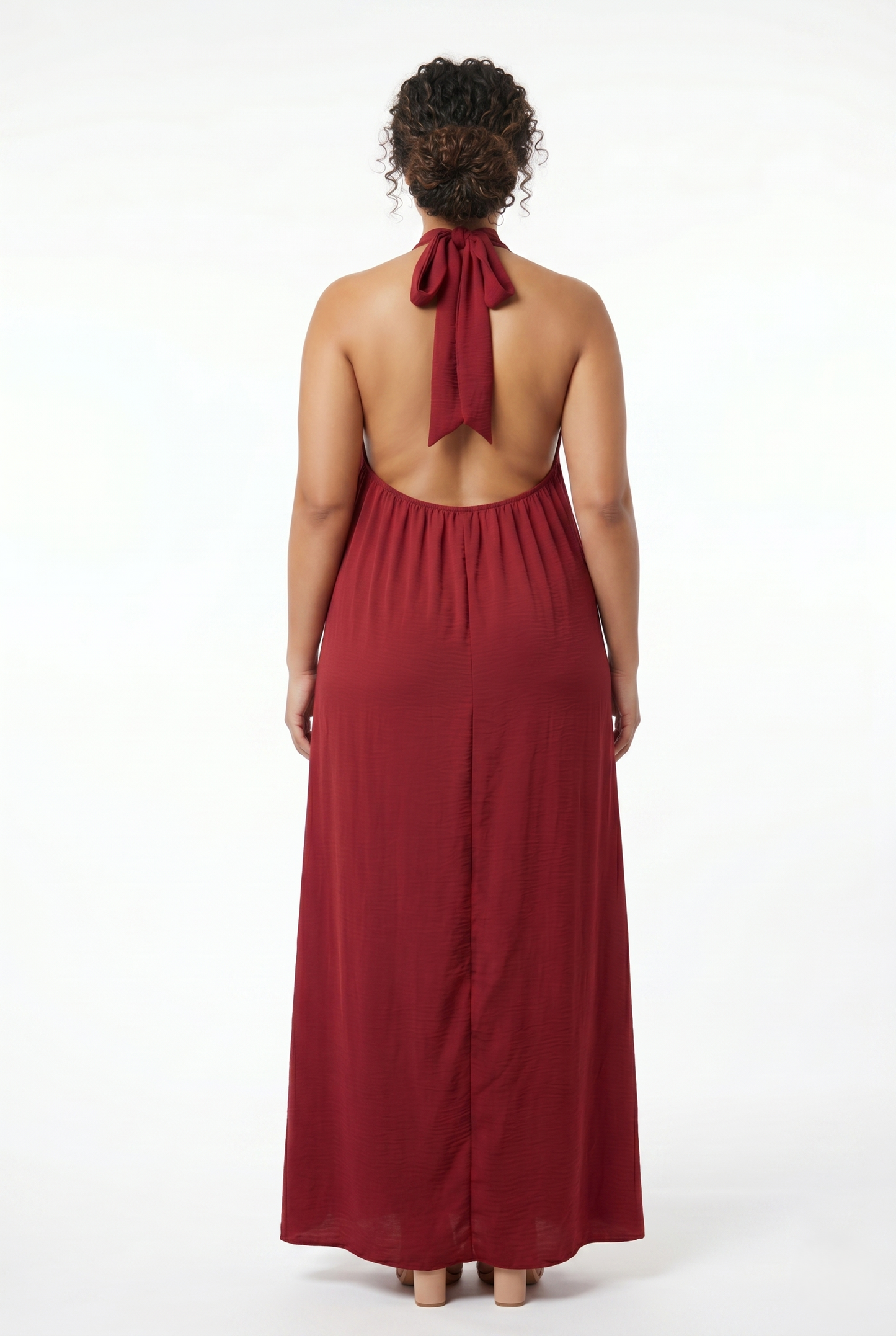 Abito lungo curvy bordeaux taglia unica 48-56 con scollo halter, dettaglio elastico schiena e linea fluida