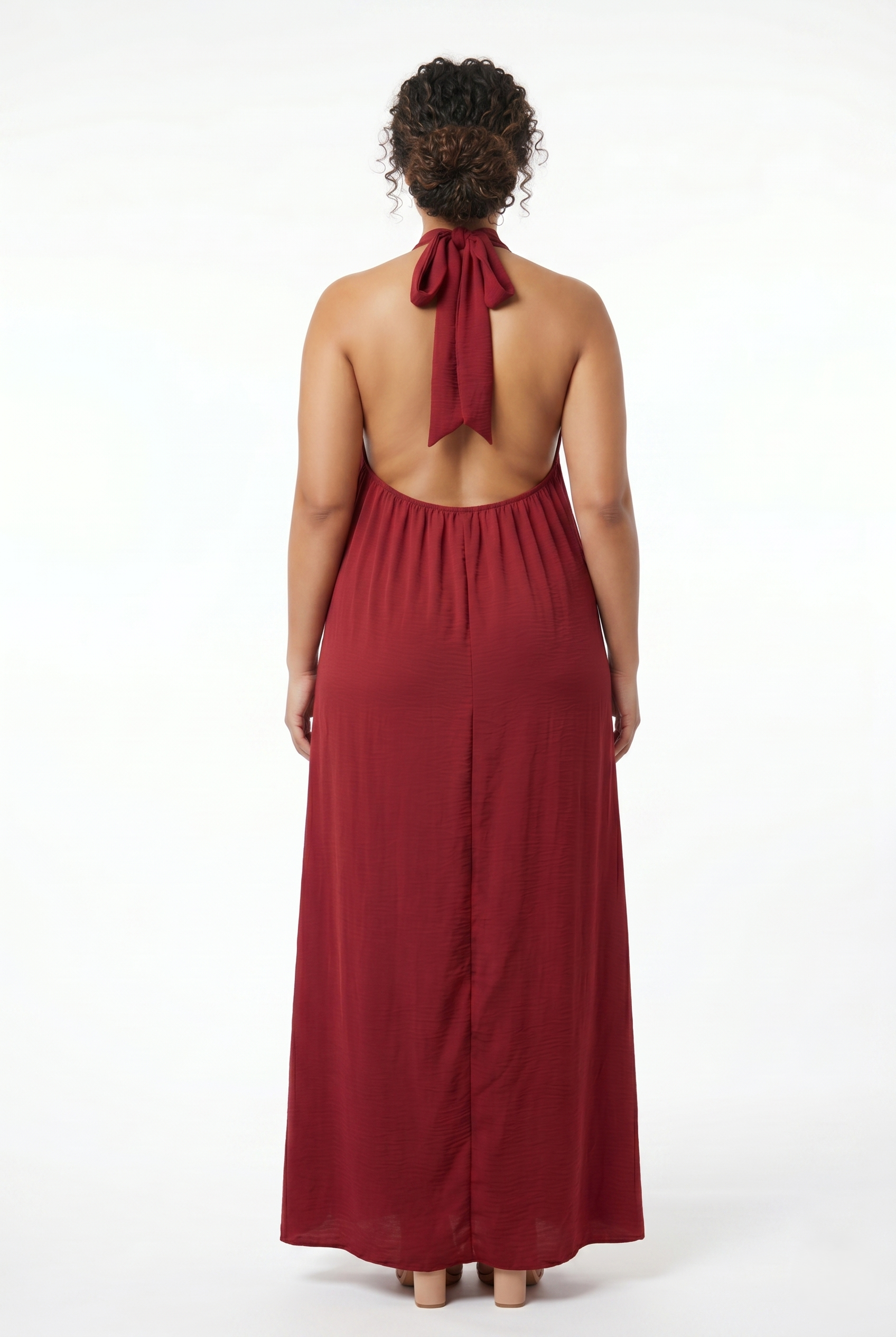 Abito lungo curvy bordeaux taglia unica 48-56 con scollo halter, dettaglio elastico schiena e linea fluida