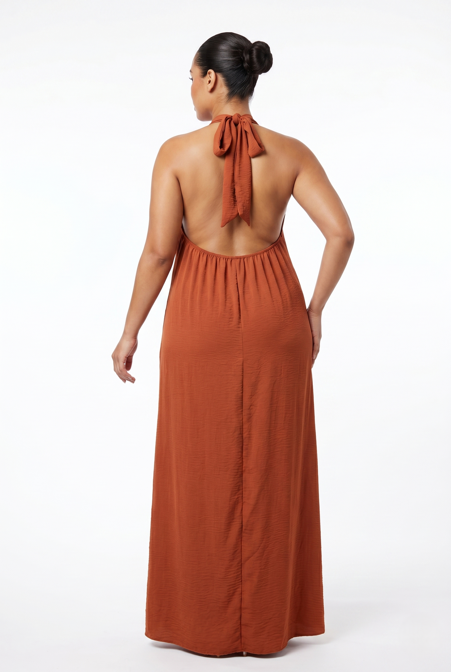Abito lungo curvy ruggine in viscosa ed elastan, taglia unica 48-56, con scollo halter e vestibilità morbida