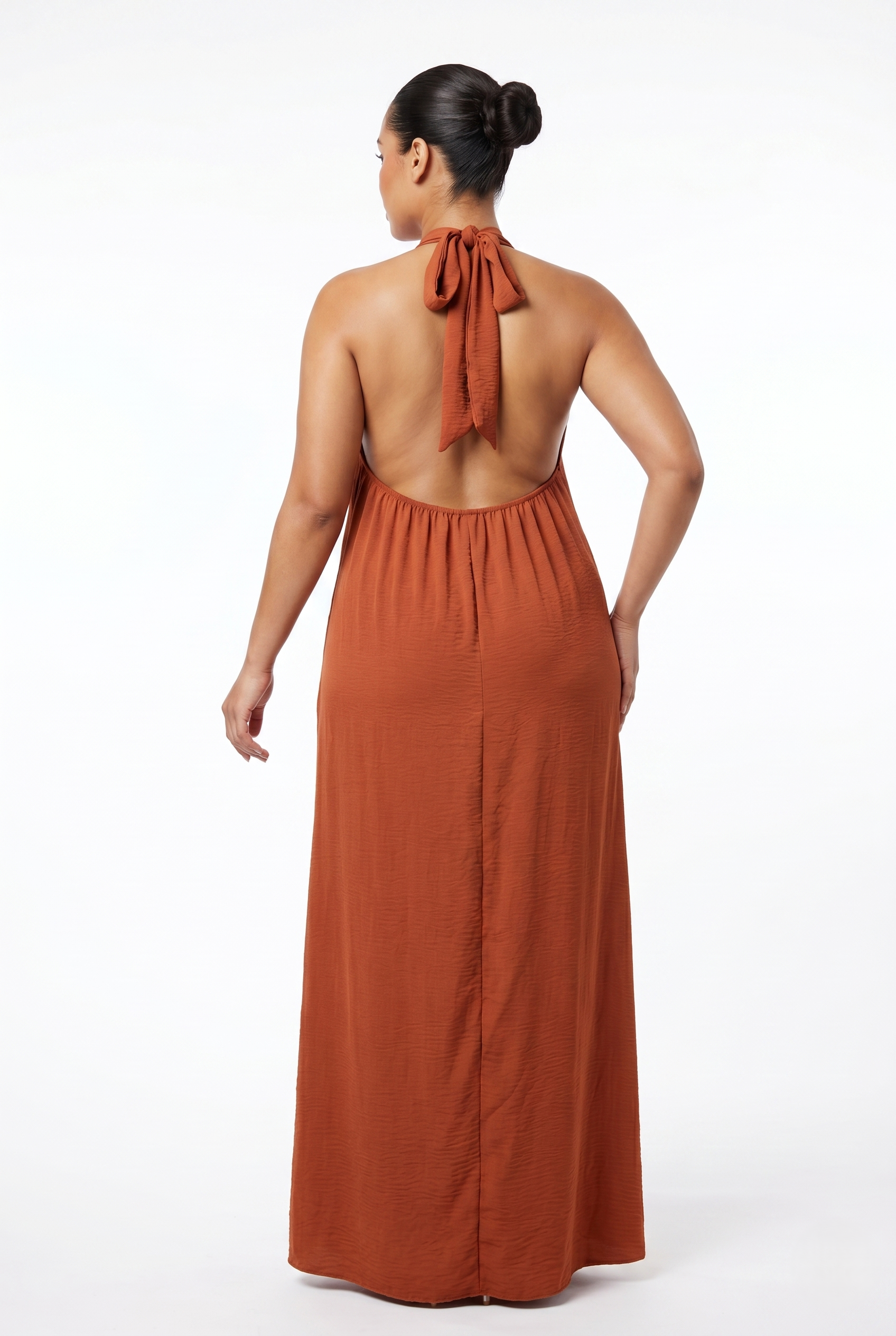 Abito lungo curvy ruggine in viscosa ed elastan, taglia unica 48-56, con scollo halter e vestibilità morbida