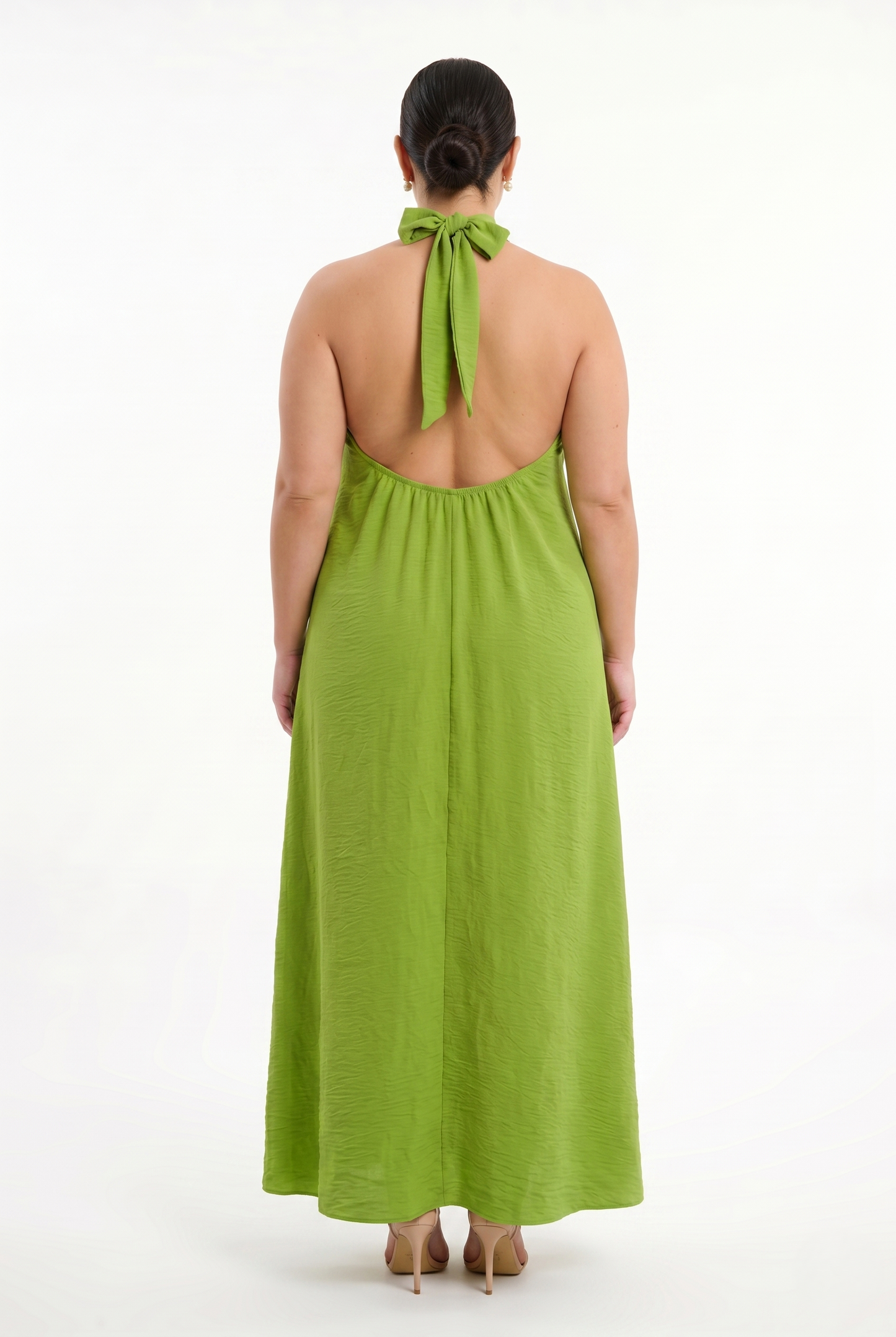 Abito lungo curvy verde lime taglia unica 48-56 con scollo halter, dettaglio elastico sulla schiena