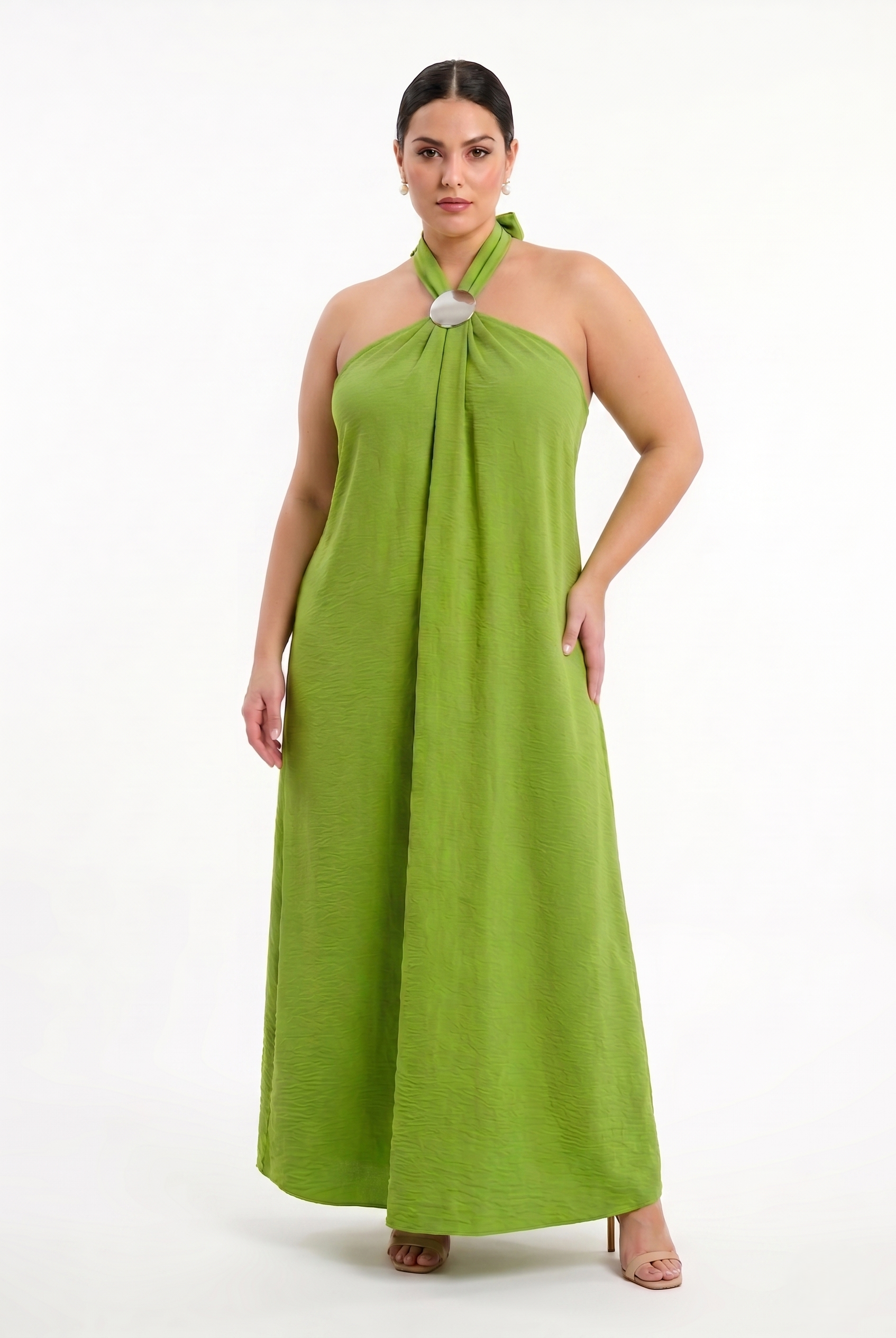 Abito lungo curvy verde lime taglia unica 48-56 con scollo halter, dettaglio gioiello ed elastico sulla schiena