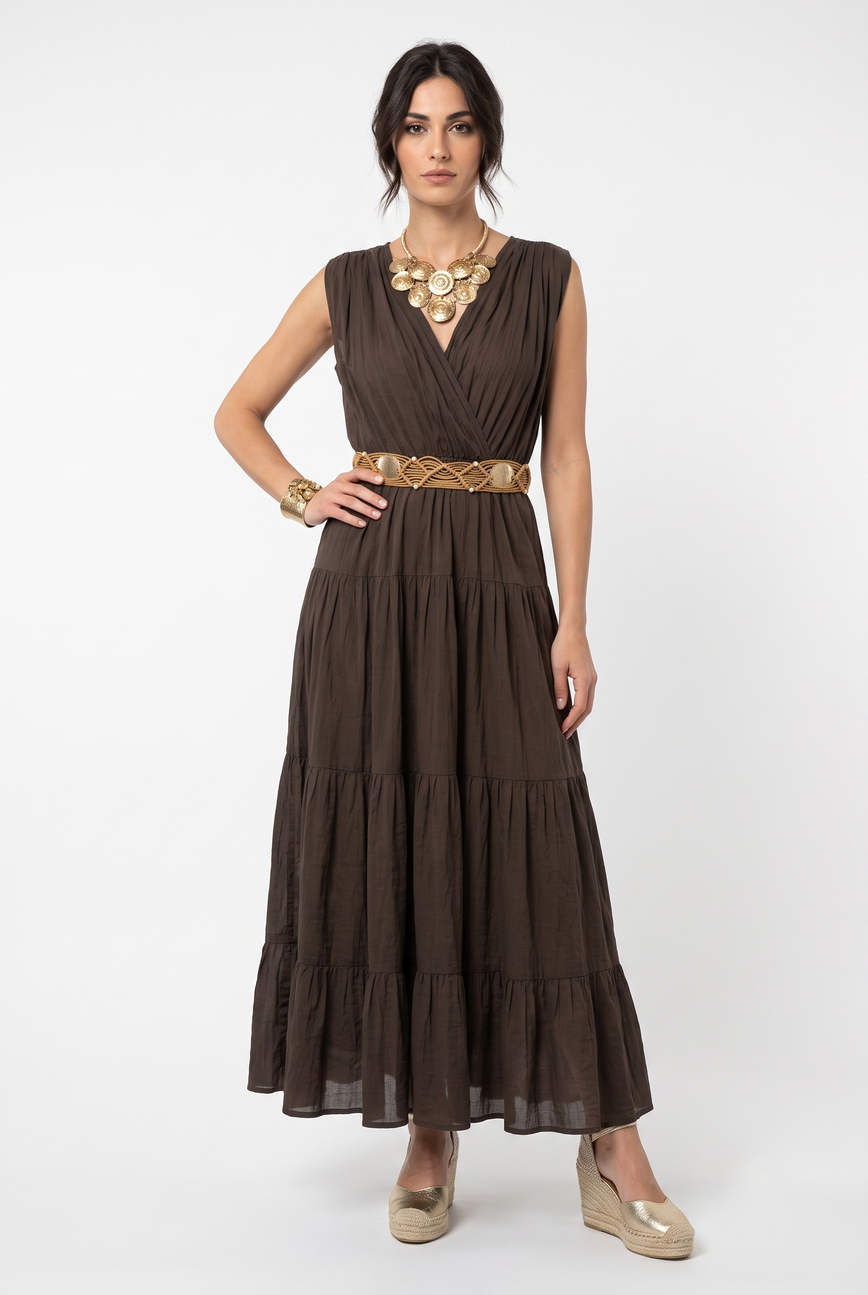 Abito lungo donna marrone in cotone con scollo incrociato e gonna a balze vista posteriore