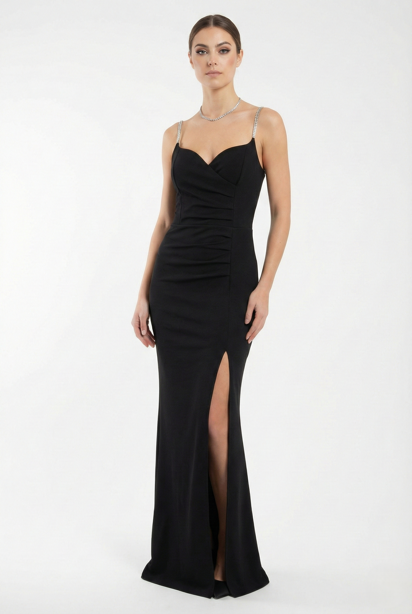 Abito lungo elegante nero con spalline gioiello e spacco laterale