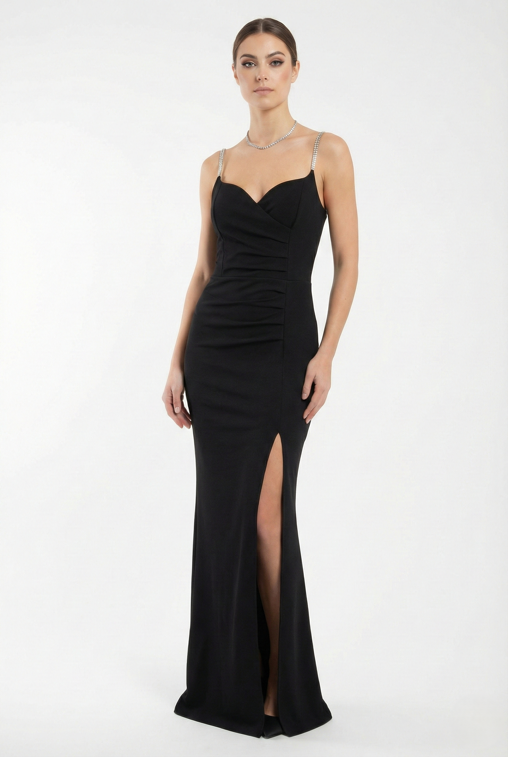 Abito lungo elegante nero con spalline gioiello e spacco laterale