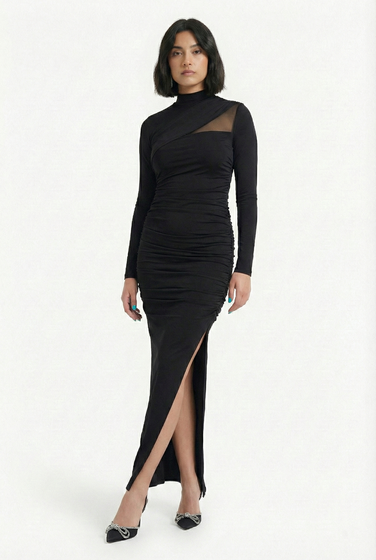 Abito lungo aderente nero senza zip con cut-out e maniche lunghe vista frontale