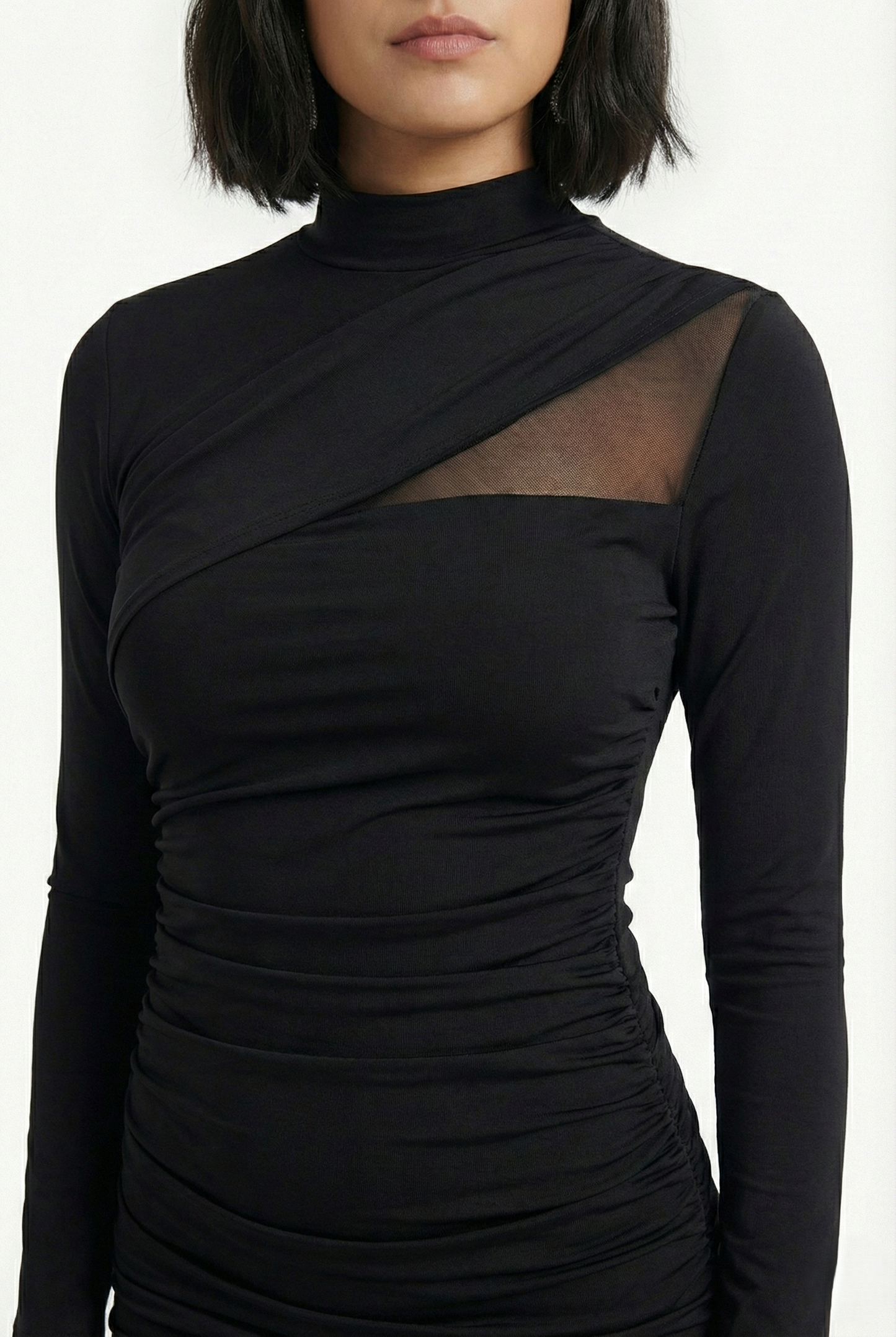 Dettaglio abito nero elegante con cut-out e collo alto