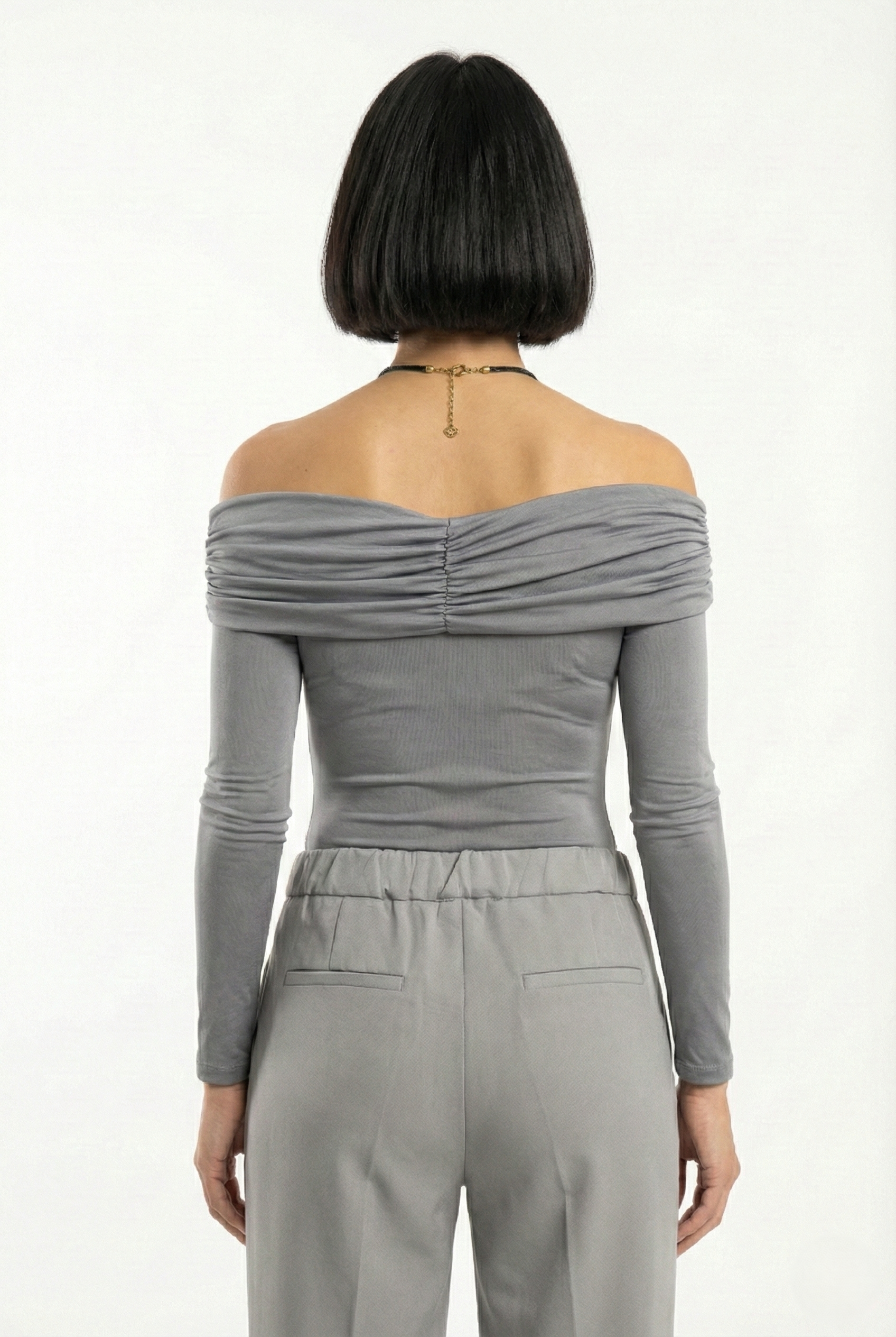 Body donna elegante grigio a spalle scoperte con bottoncini sul fondo di schiena
