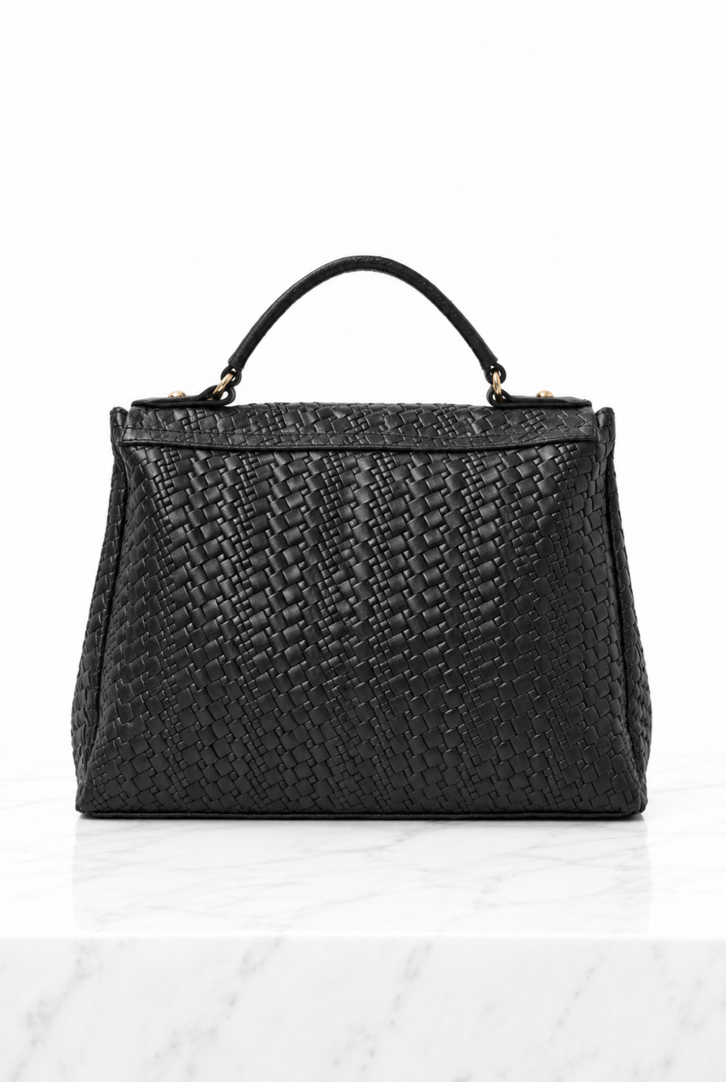 Vista posteriore della borsa a mano donna nera in vera pelle intrecciata