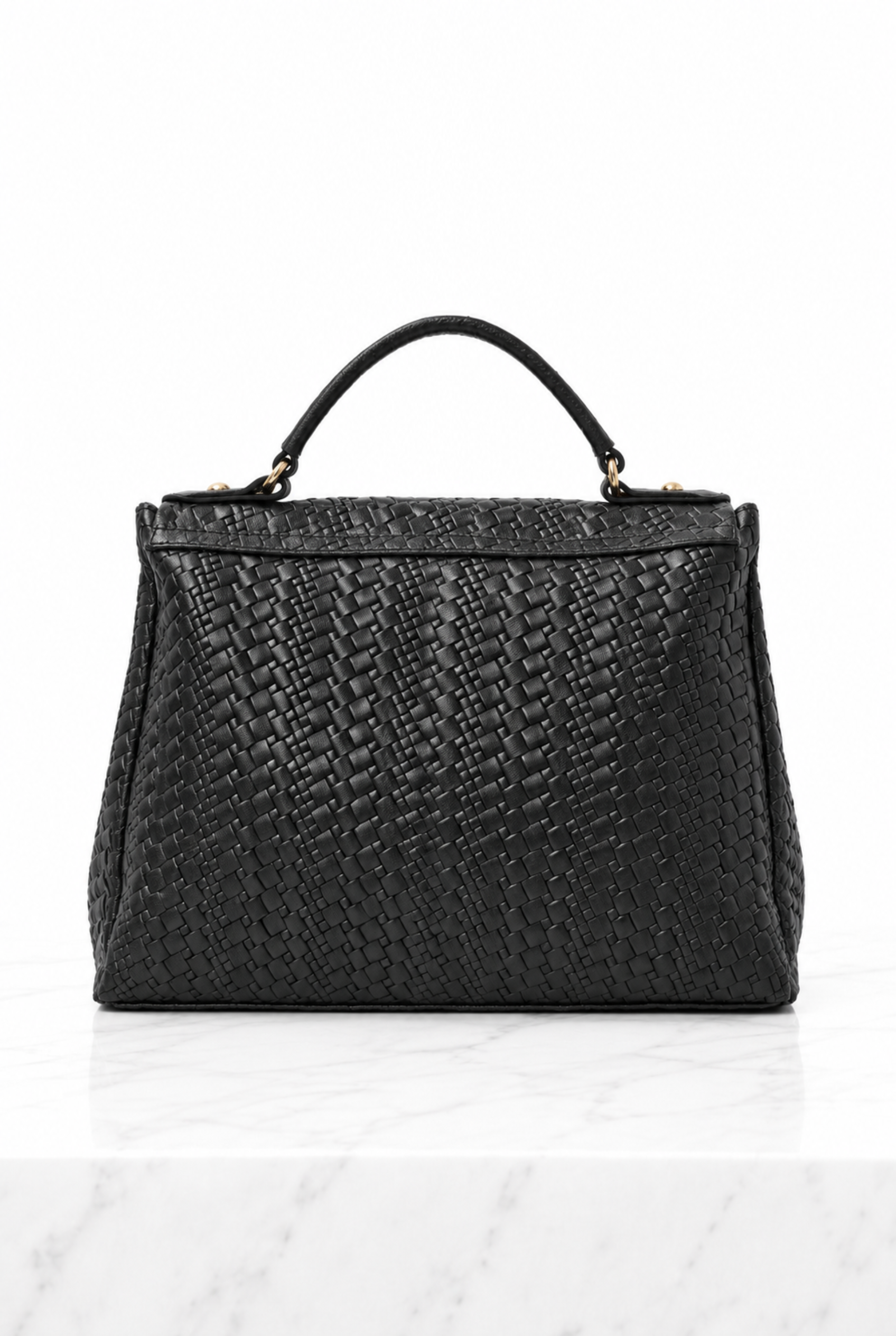 Vista posteriore della borsa a mano donna nera in vera pelle intrecciata