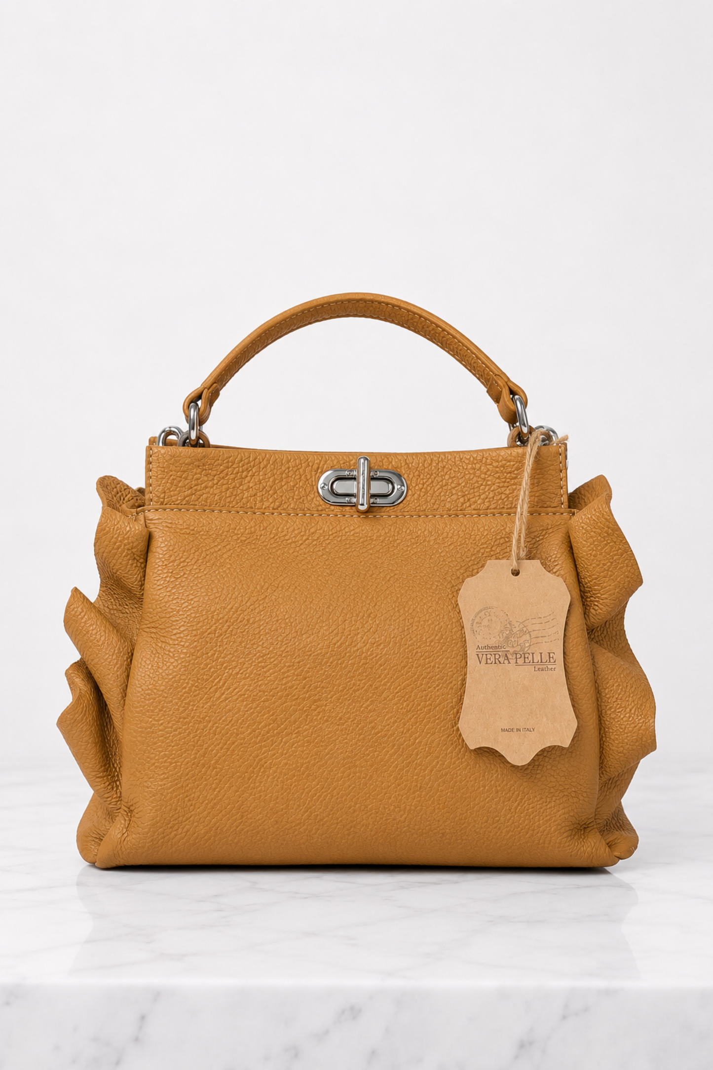 Borsa donna in vera pelle color cammello con manico e chiusura argentata