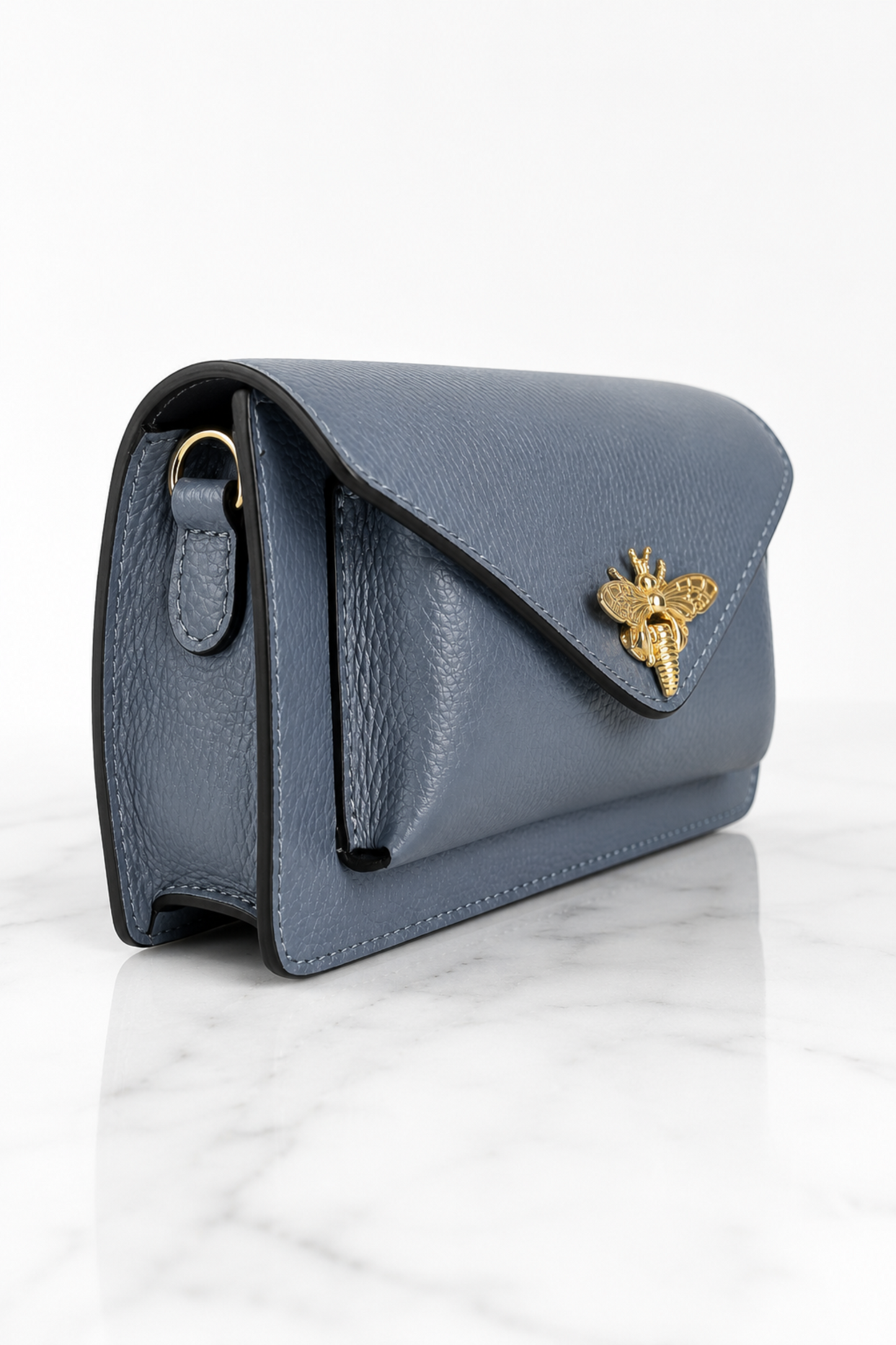 Vista laterale della borsa grigio azzurro in vera pelle con accessori dorati