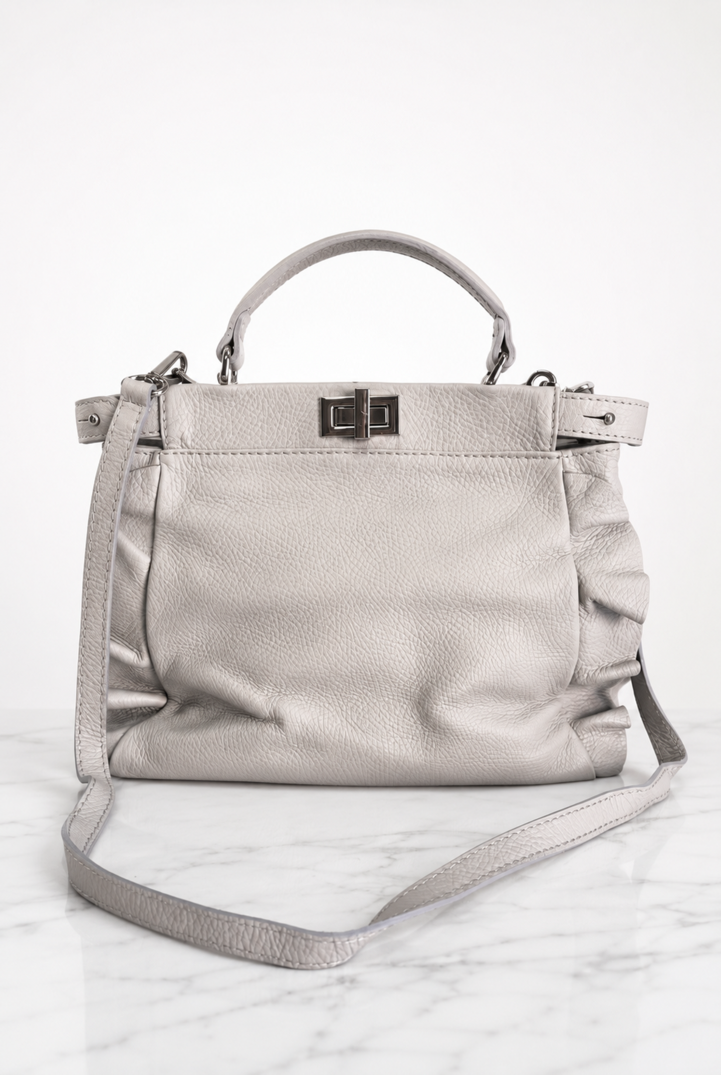 Borsa grigio perla in vera pelle con tracolla coordinata e dettagli color argento
