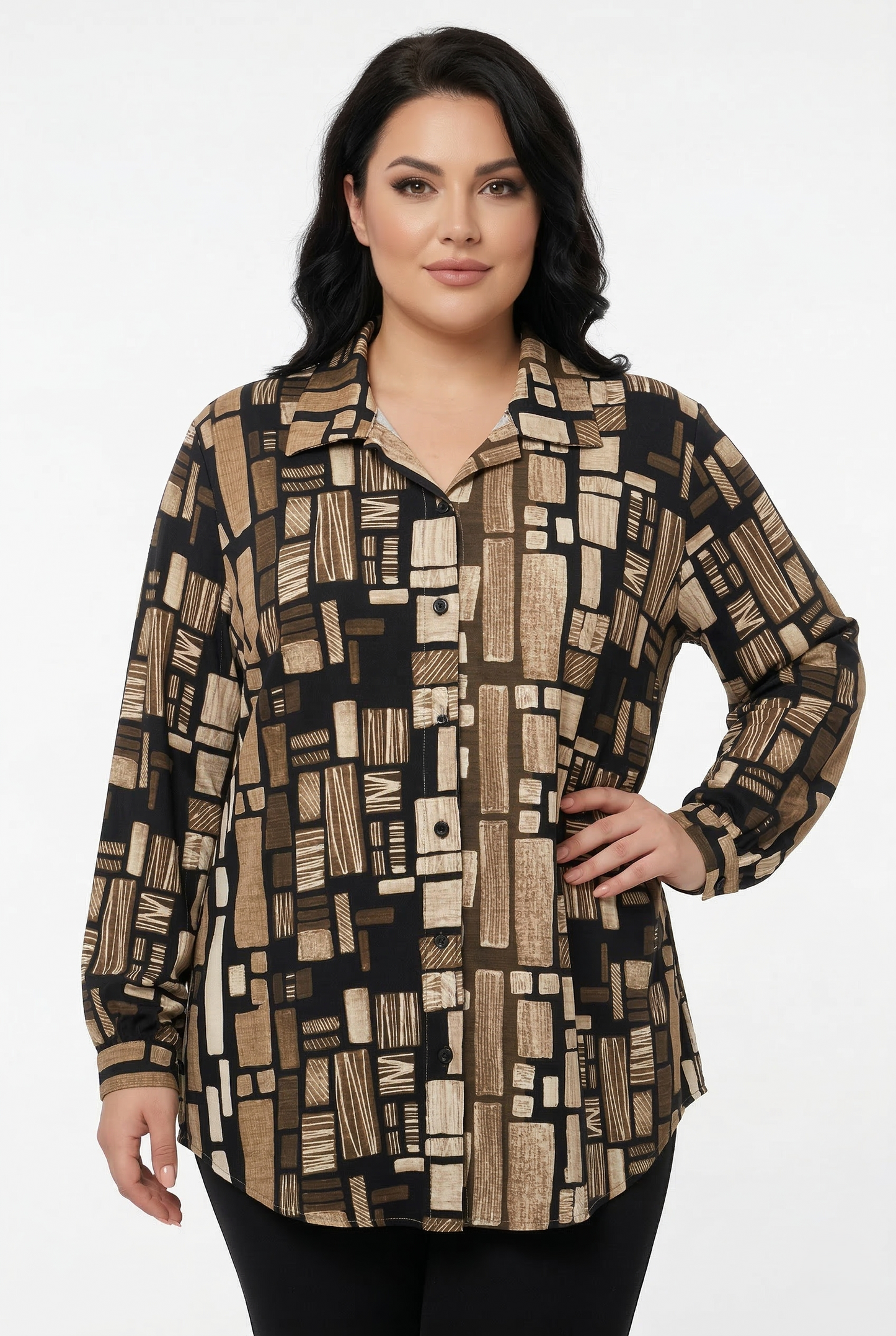 Dettaglio camicia curvy elegante donna fantasia geometrica marrone nero