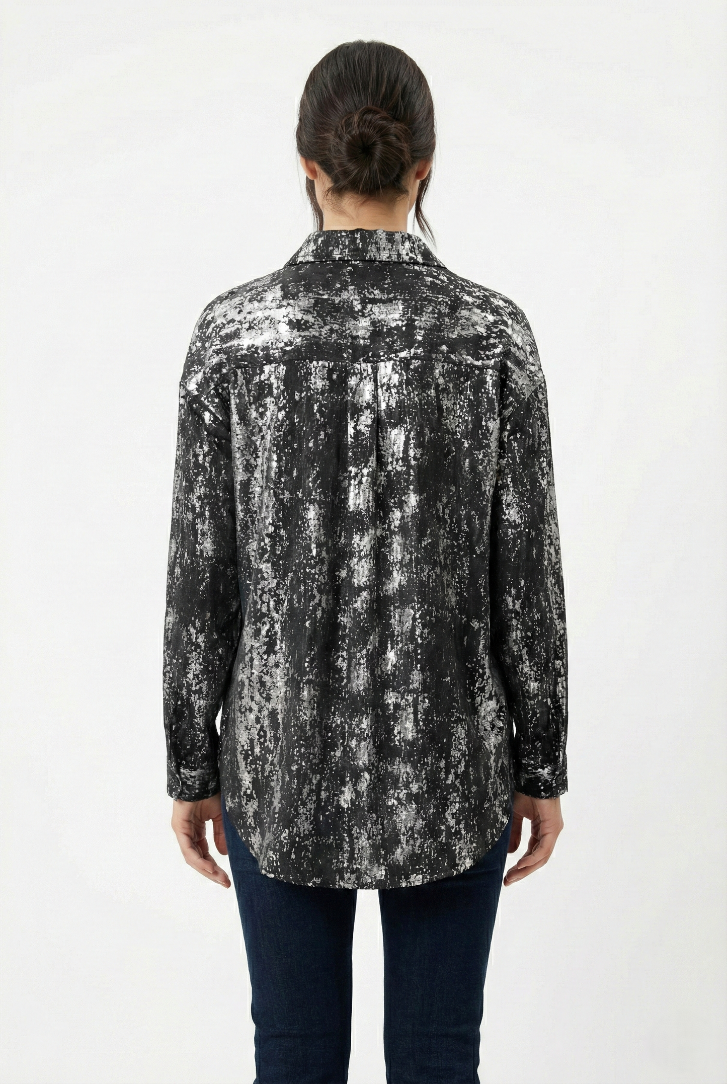 Camicia oversize donna nera effetto laminato fantasia astratta