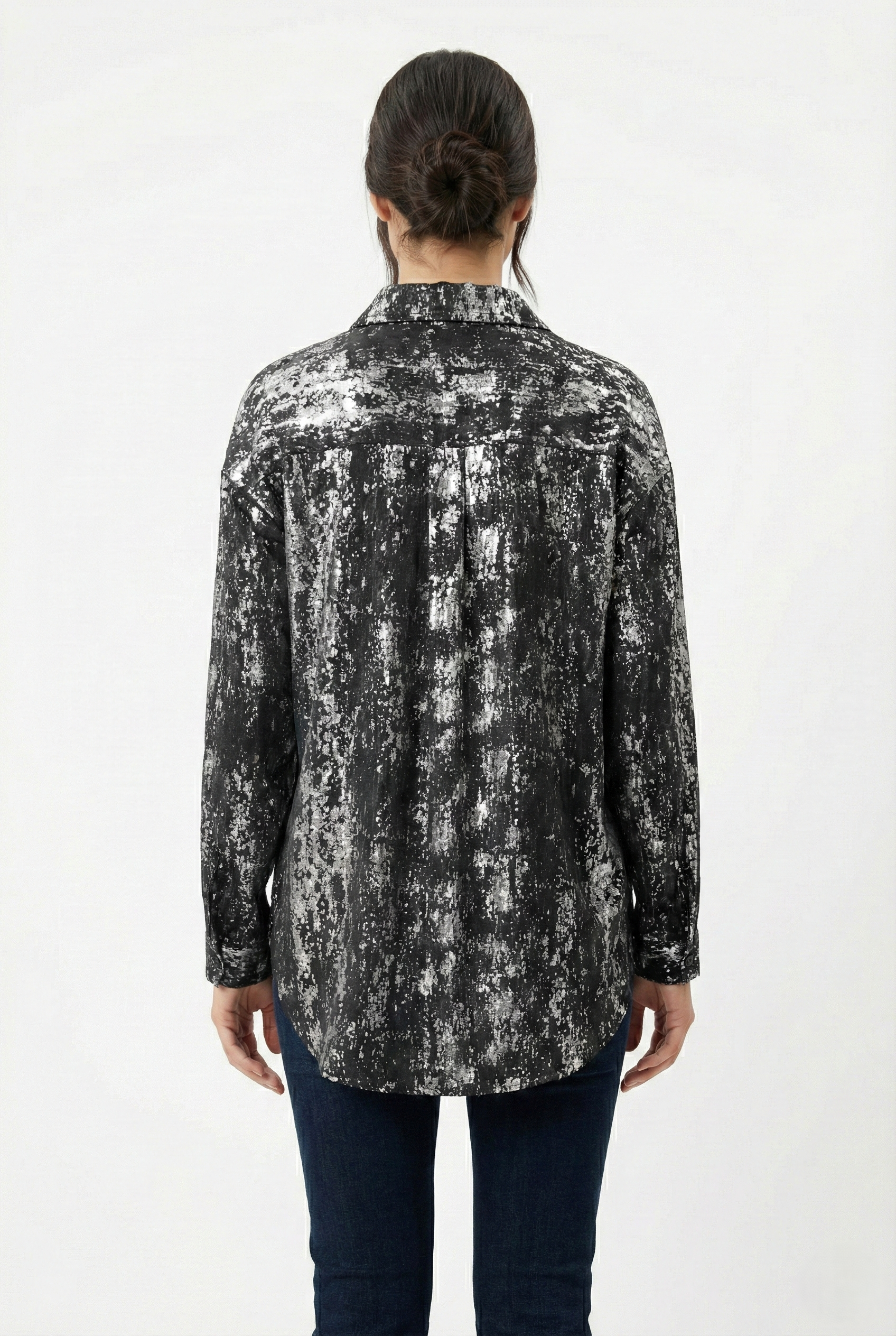 Camicia oversize donna nera effetto laminato fantasia astratta
