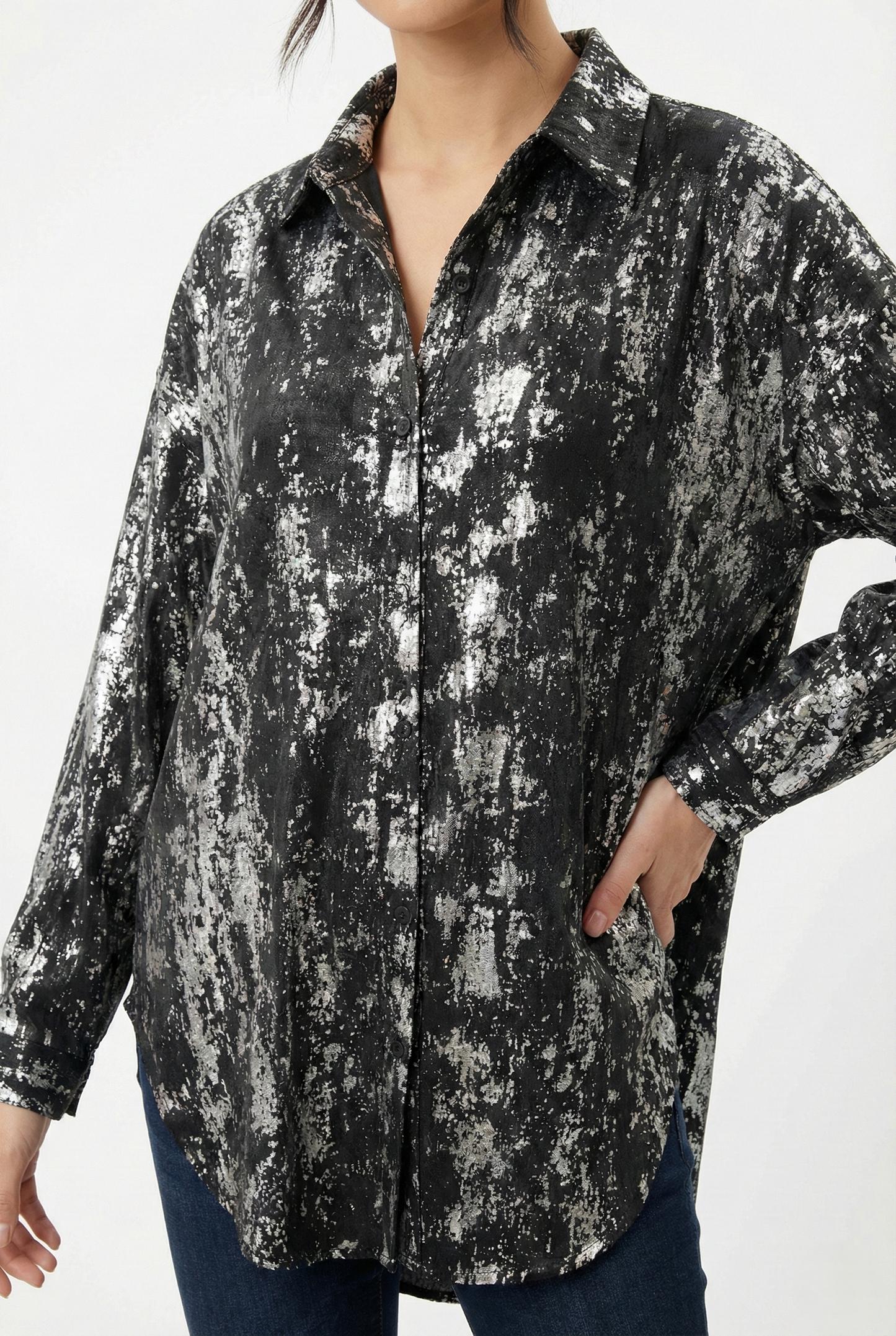 Camicia oversize donna nera effetto laminato fantasia astratta