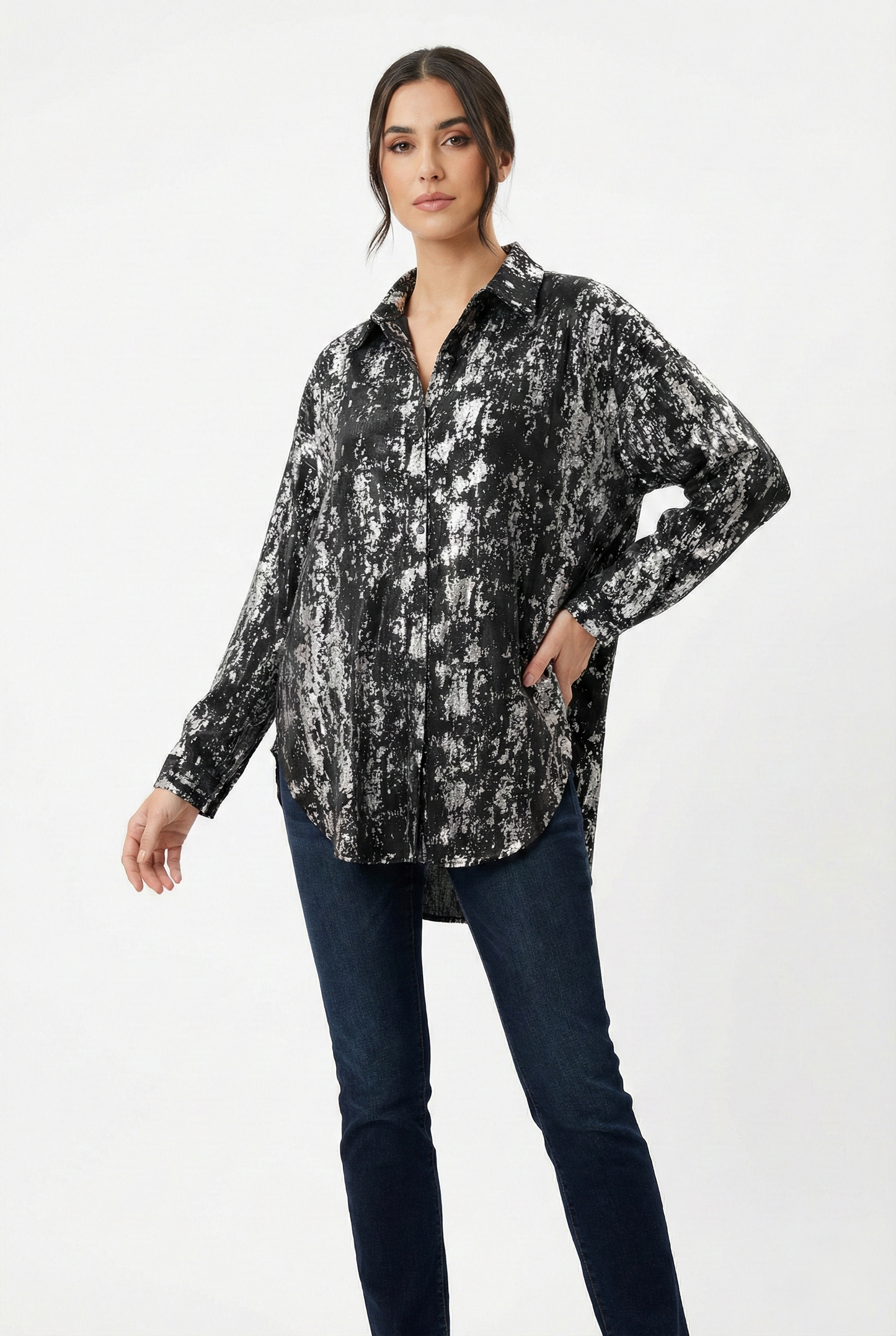 Camicia oversize donna nera effetto laminato fantasia astratta