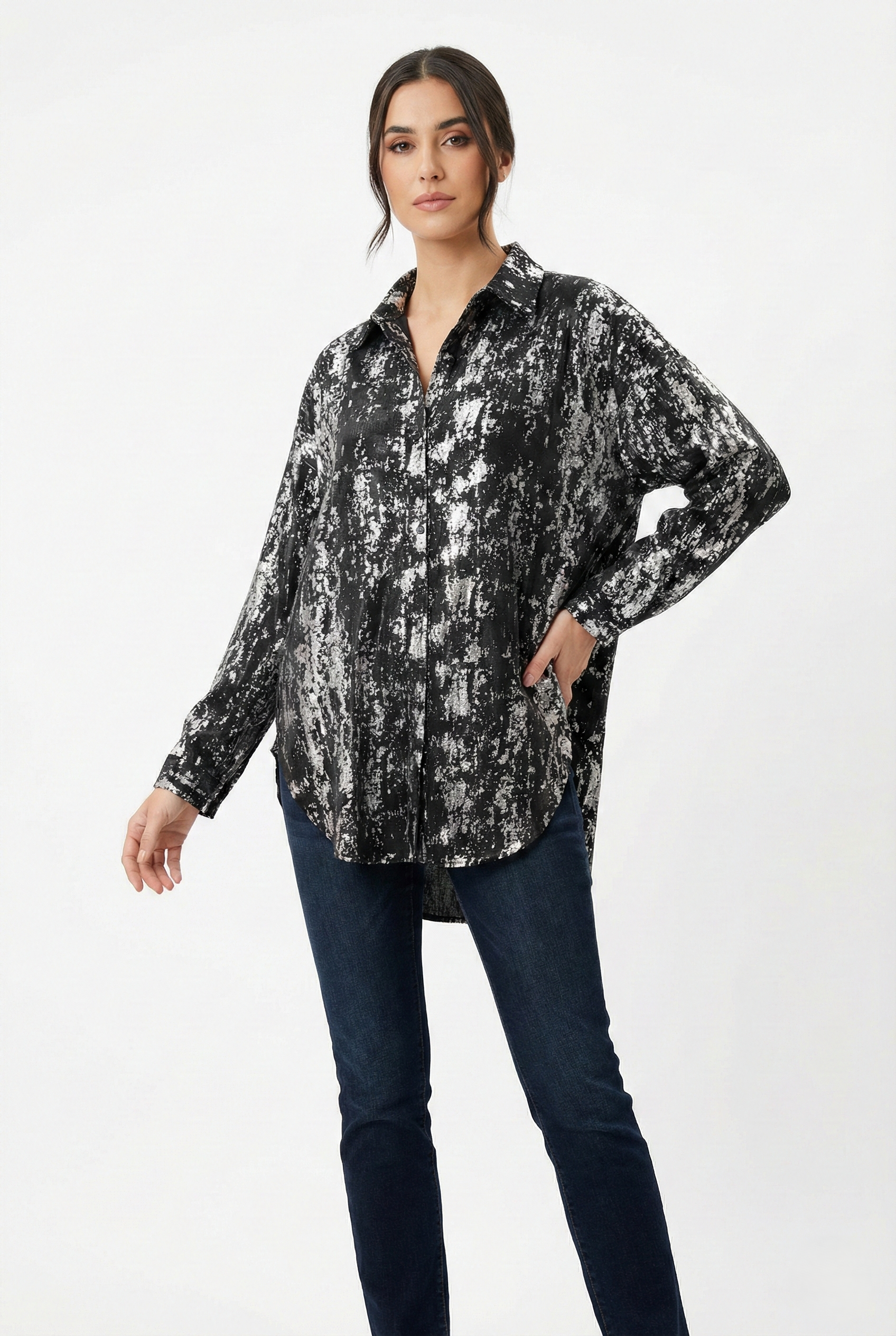 Camicia oversize donna nera effetto laminato fantasia astratta