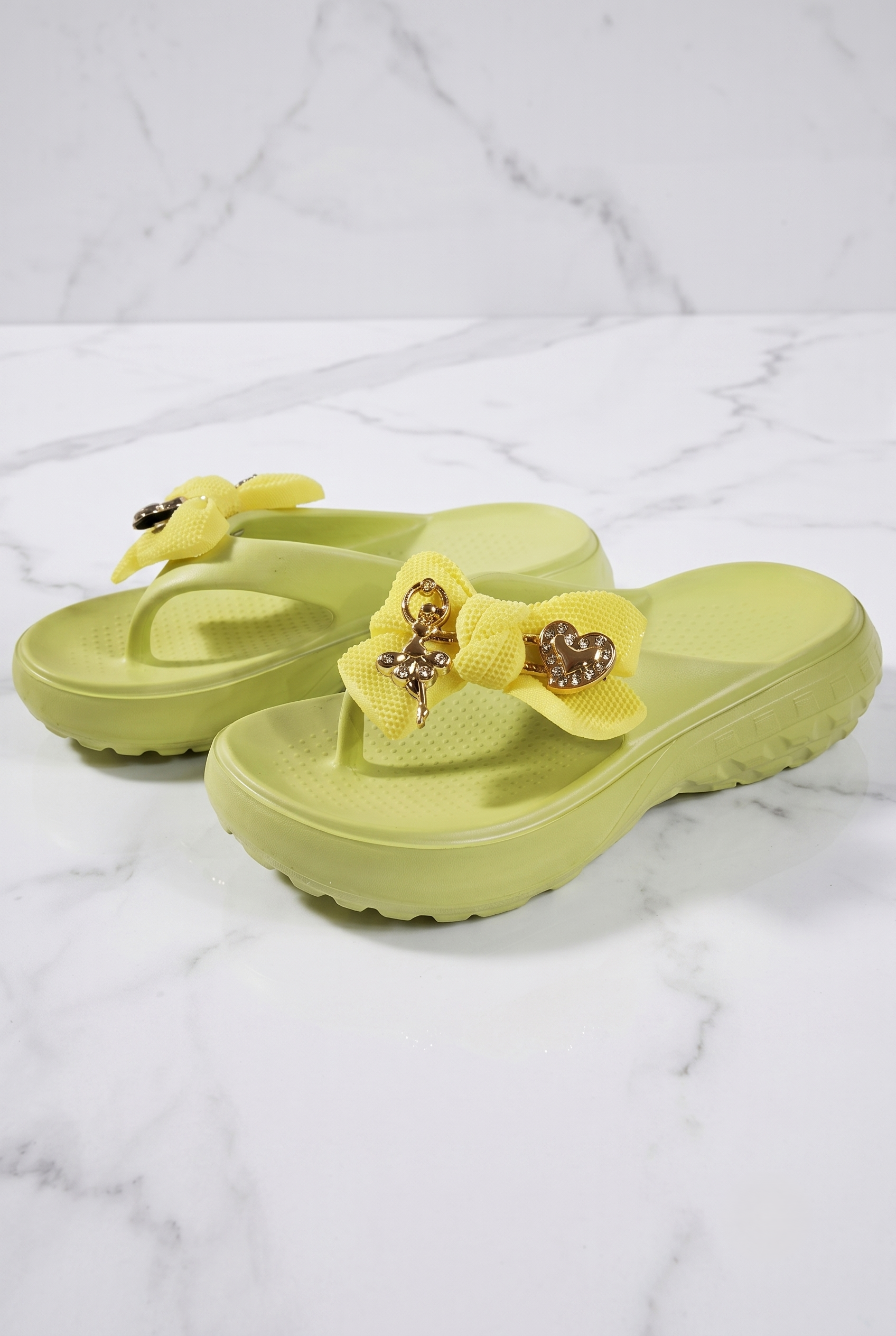 Ciabatte estive donna Jomix giallo lime con fiocco gioiello e suola rialzata antiscivolo