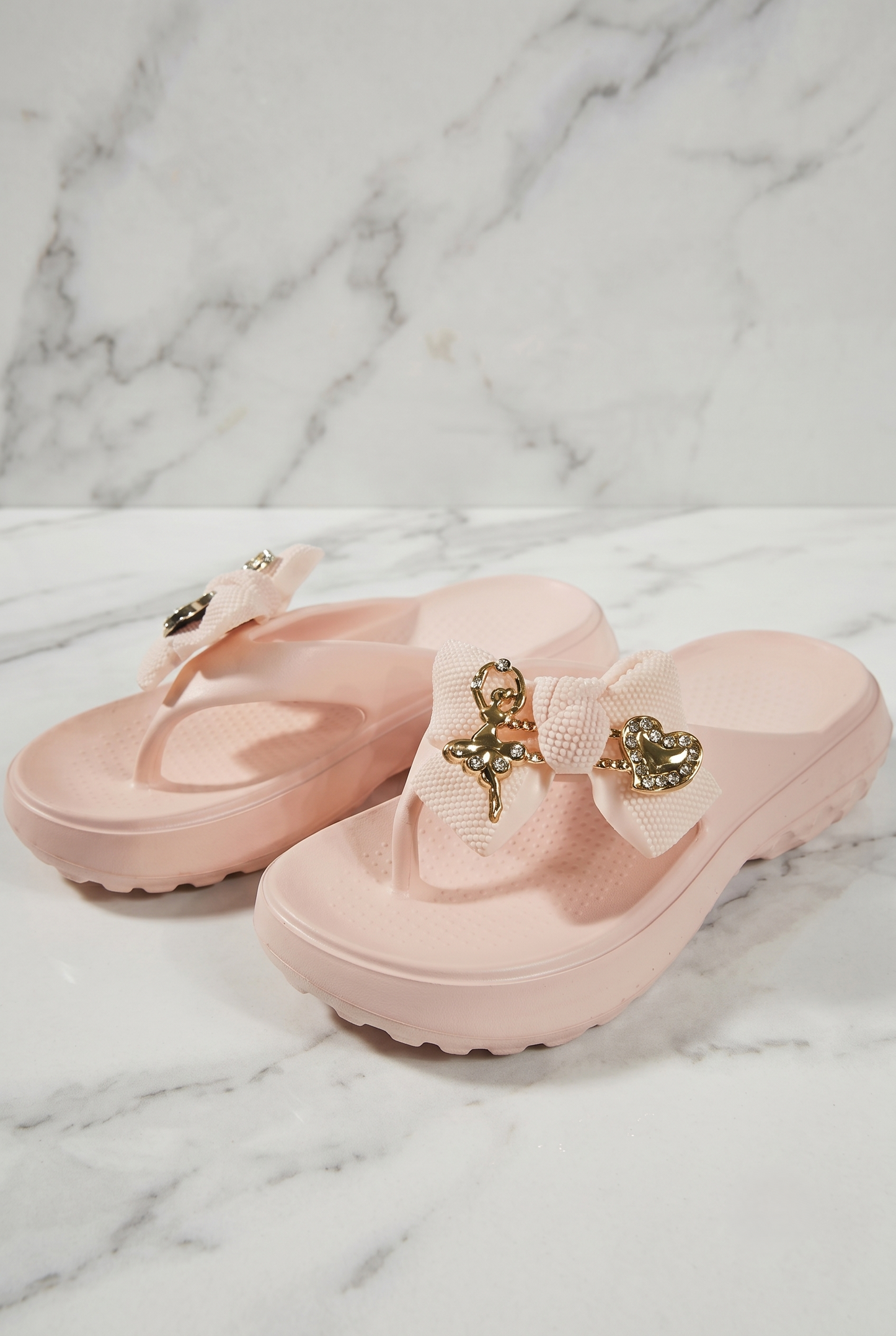 Ciabatte infradito donna Jomix rosa con fiocco e charms gioiello a forma di ballerina e cuore