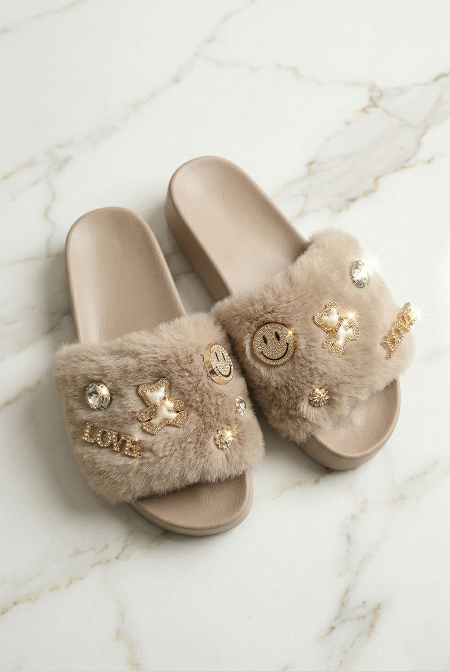 Slides donna beige con fascia pelliccia e charm dorati moda estate