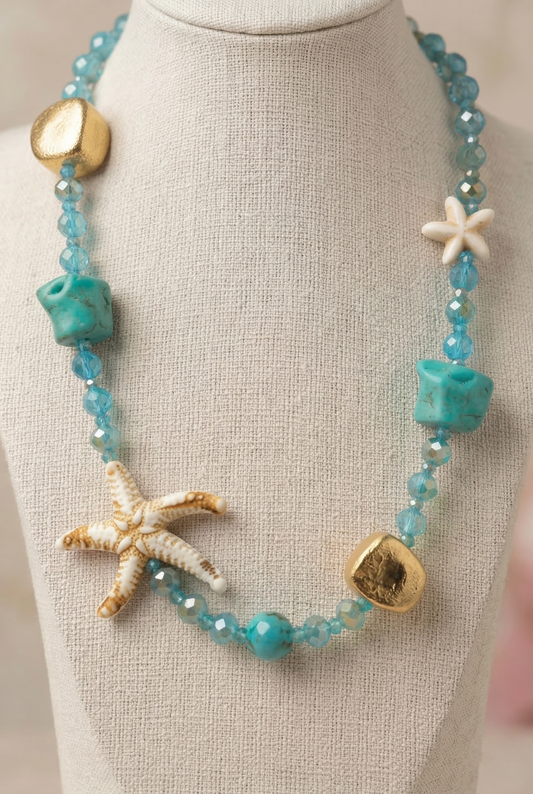 Collana azzurra stile marino con stella marina e pietre decorative turchesi