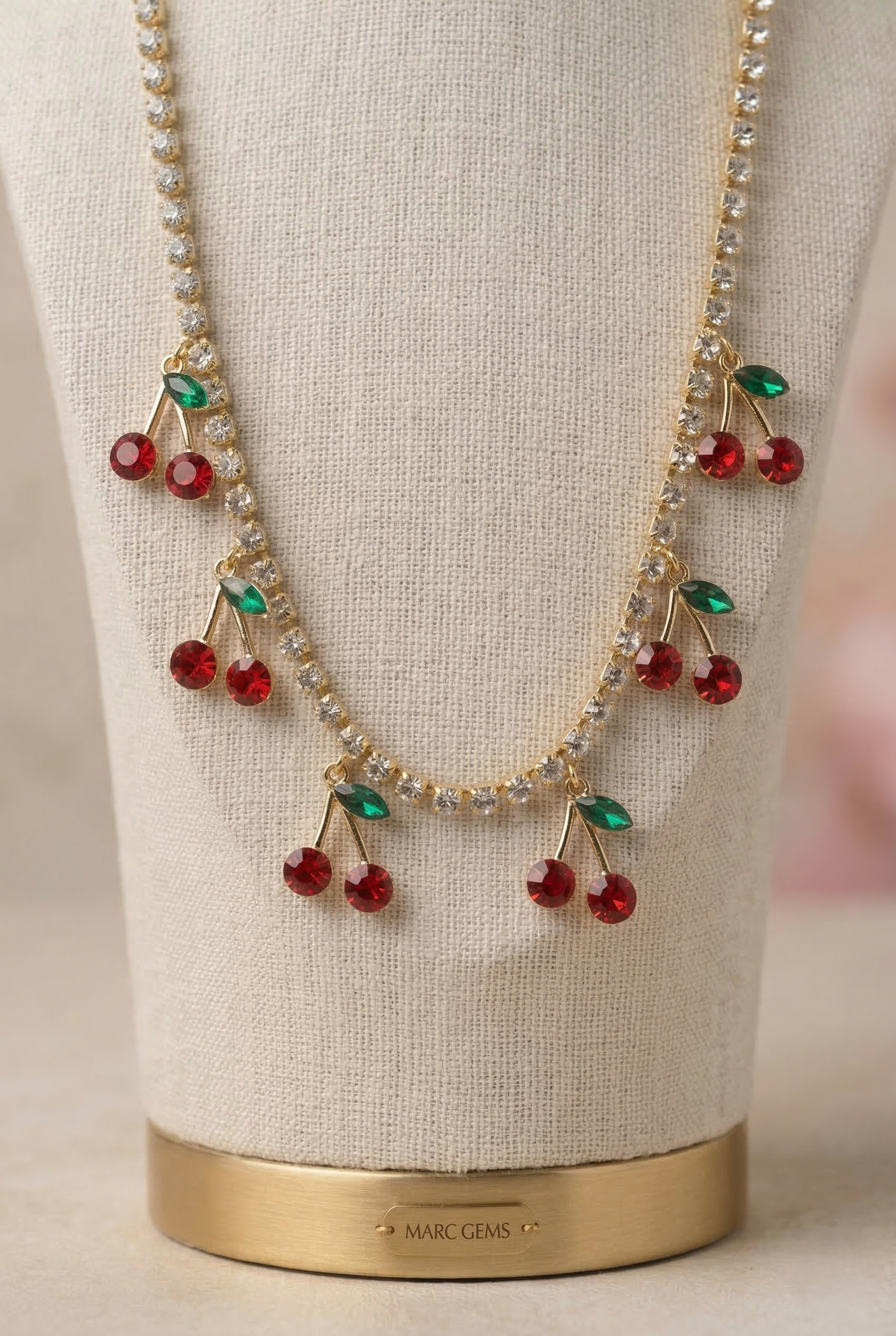 dettaglio collana ciliegia con strass e foglia verde
