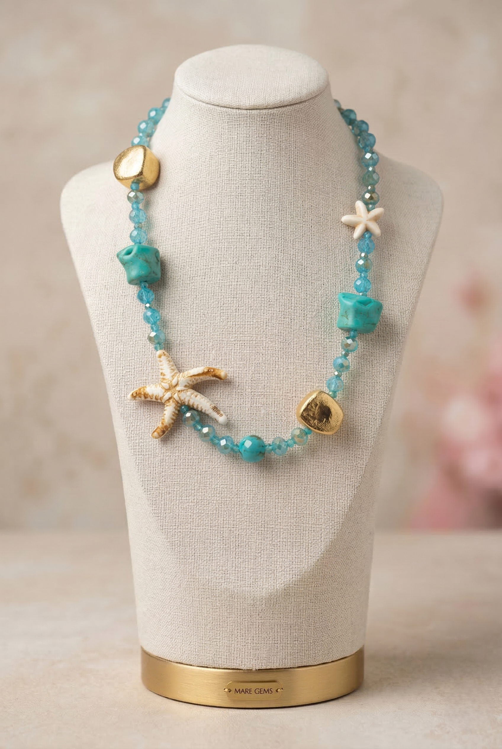 Collana mare con stella marina e perline turchesi con dettagli oro elegante estiva