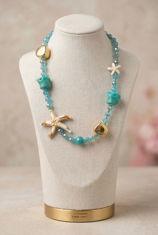Collana mare con stella marina e perline turchesi con dettagli oro elegante estiva
