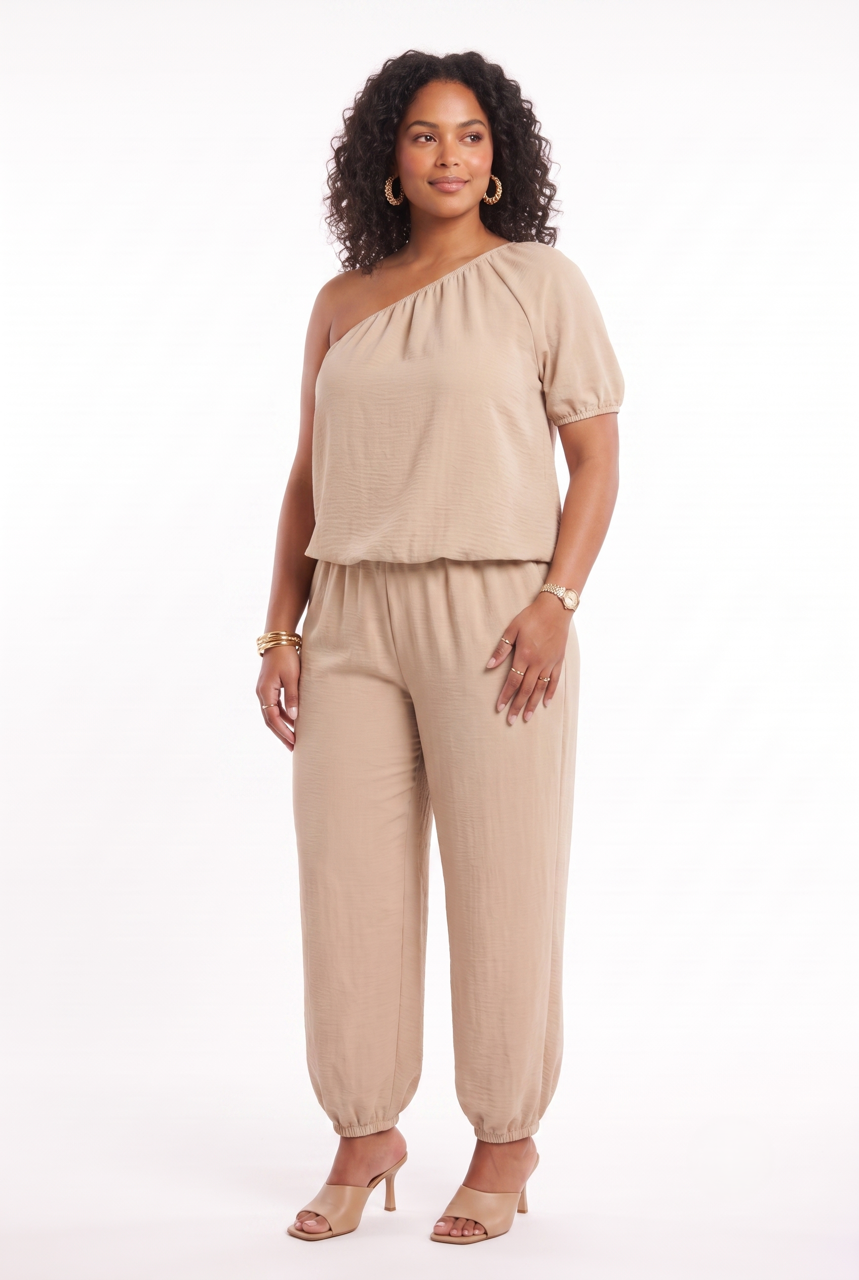 Completo curvy beige con blusa monospalla e pantalone elasticizzato, vista frontale
