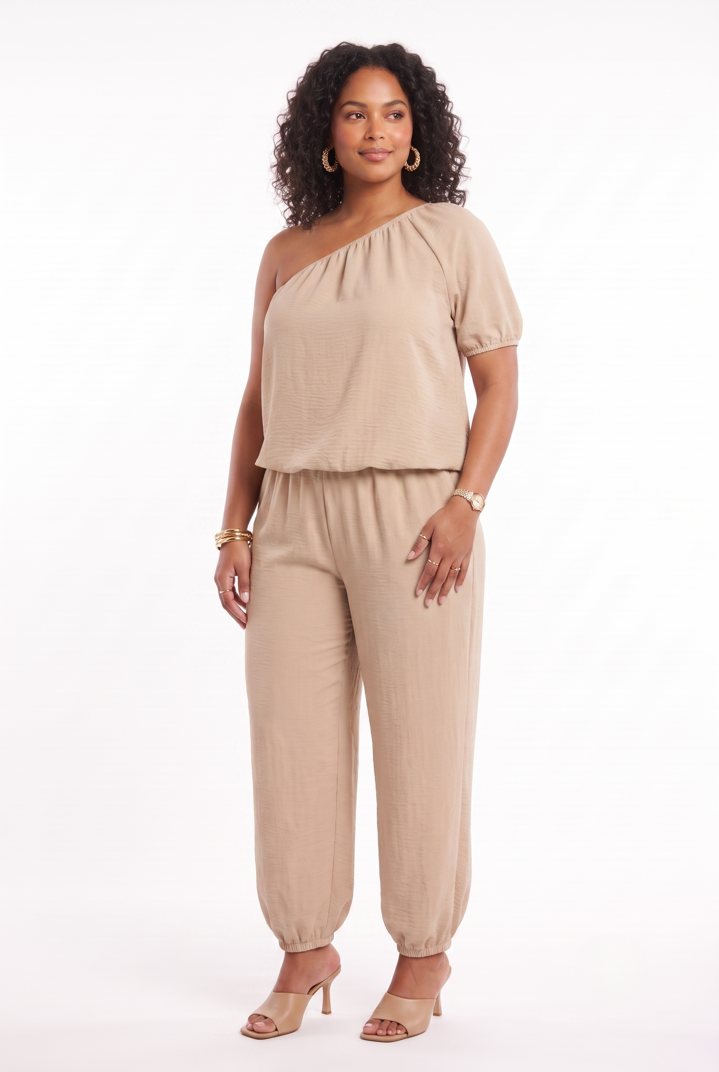 Completo curvy beige con blusa monospalla e pantalone elasticizzato, vista frontale