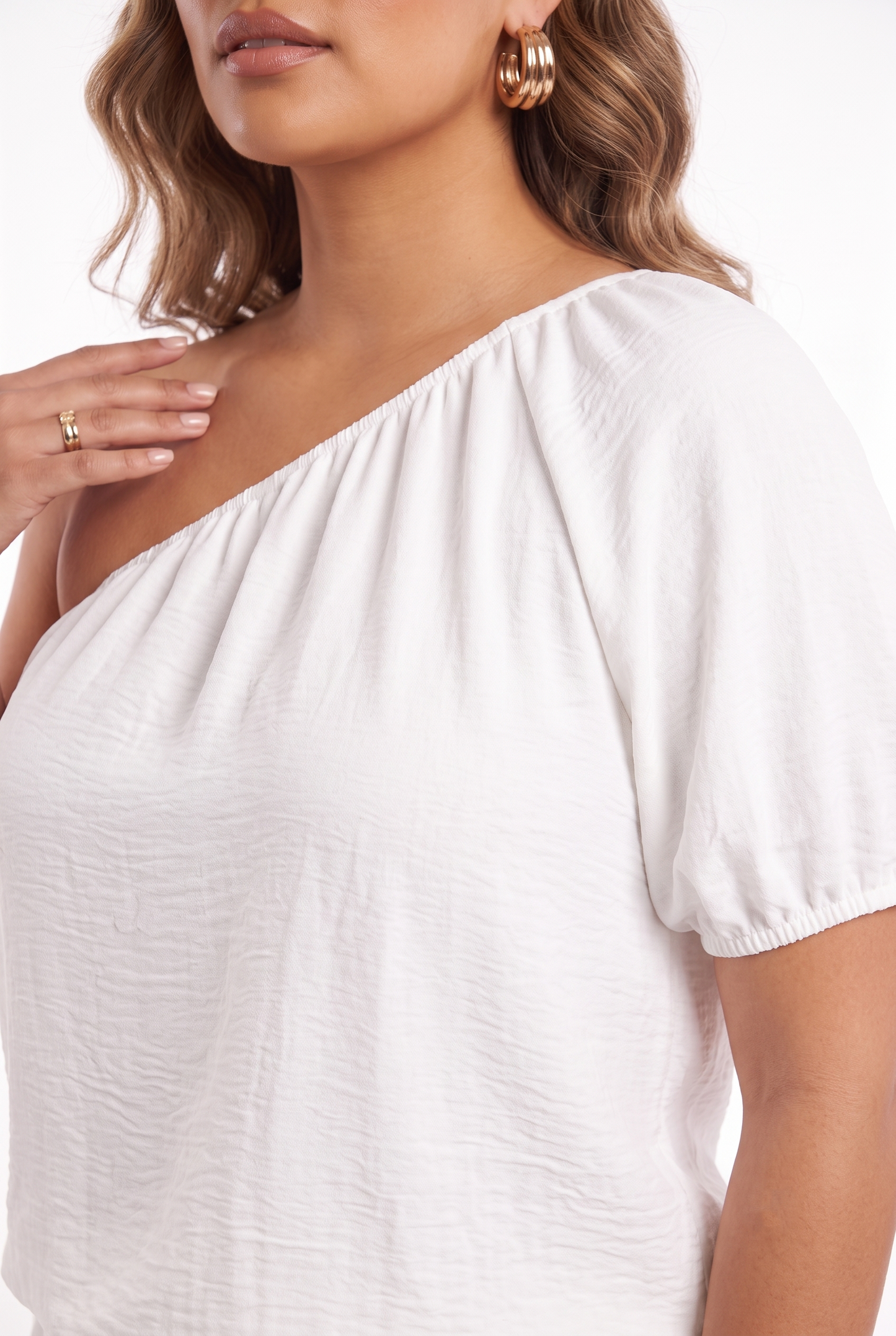 Dettaglio blusa bianca monospalla del completo curvy donna 48-56