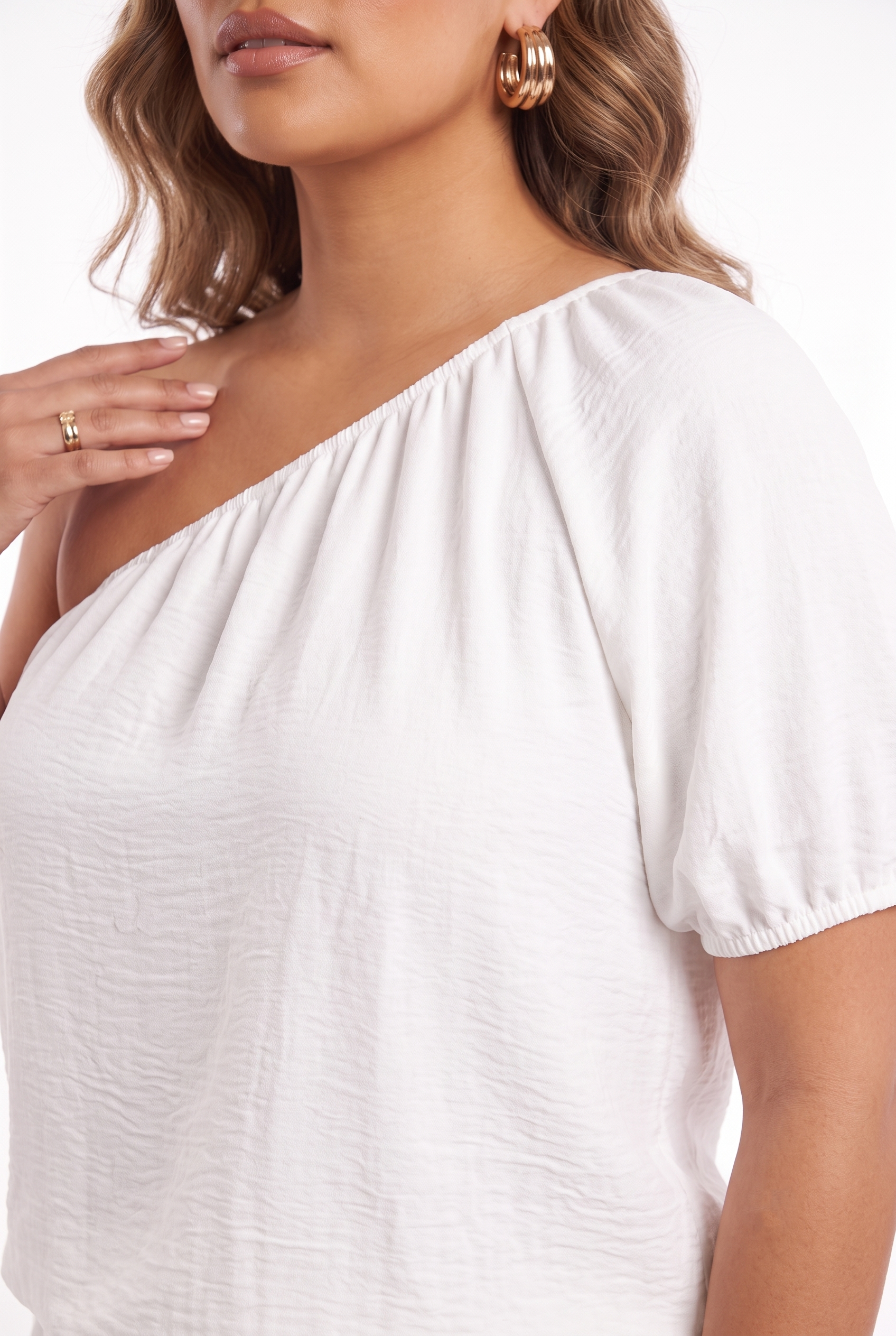 Dettaglio blusa bianca monospalla del completo curvy donna 48-56
