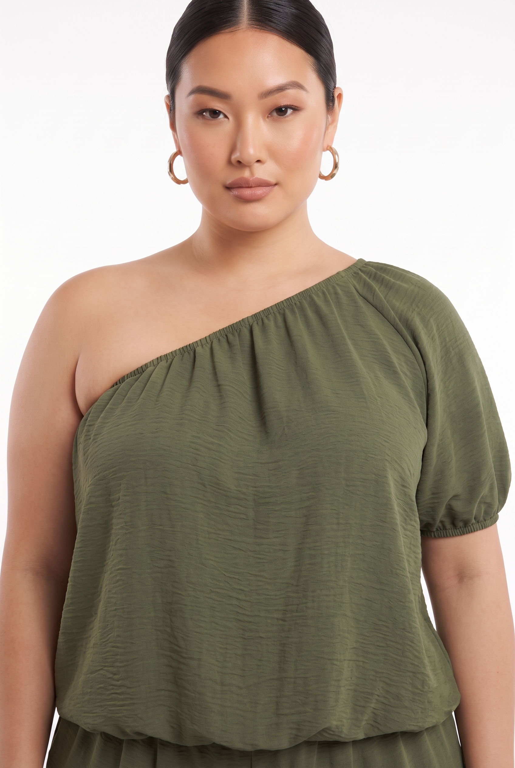 Dettaglio blusa monospalla verde militare del completo curvy 48-56