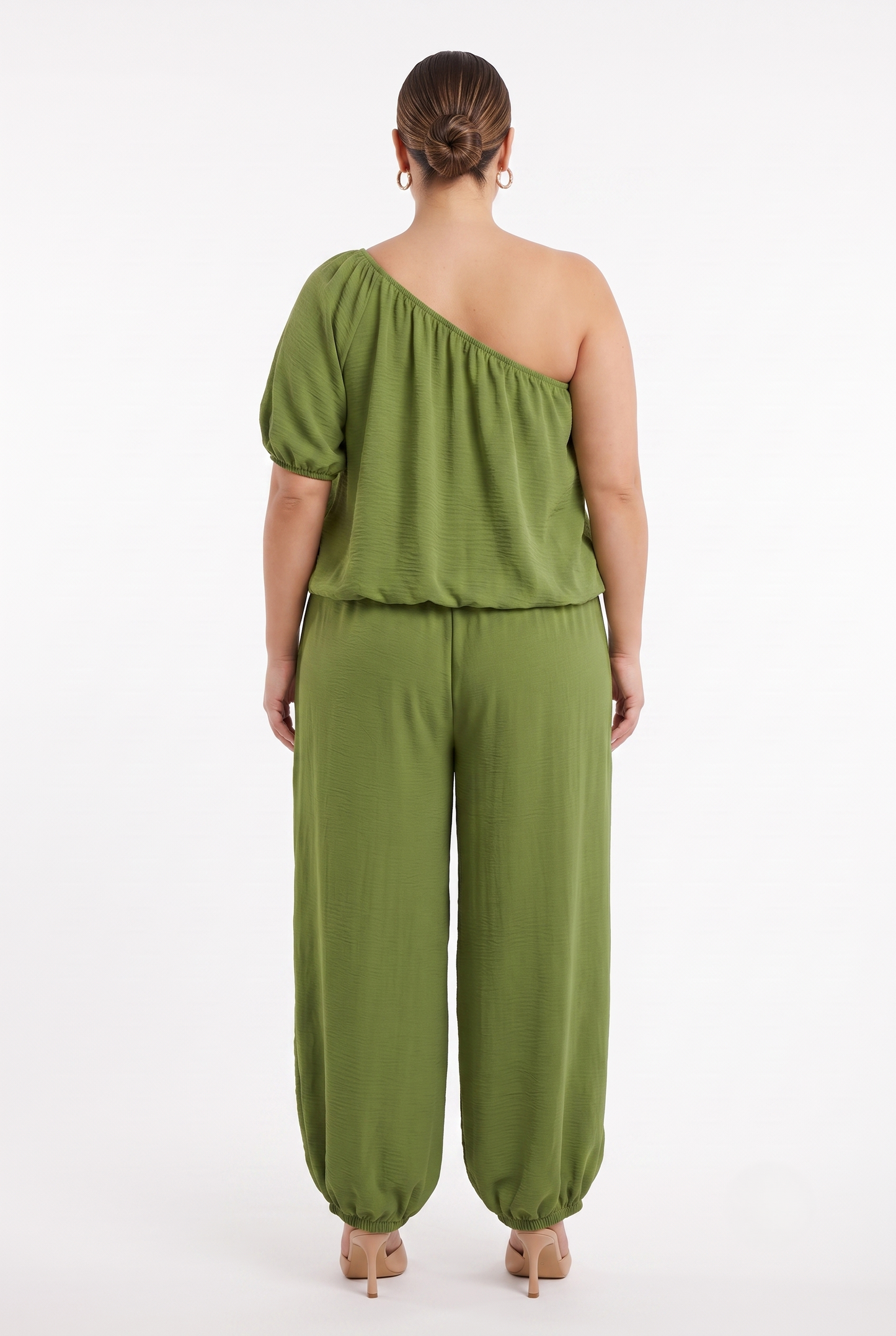 Completo curvy verde oliva con pantalone morbido, vista posteriore