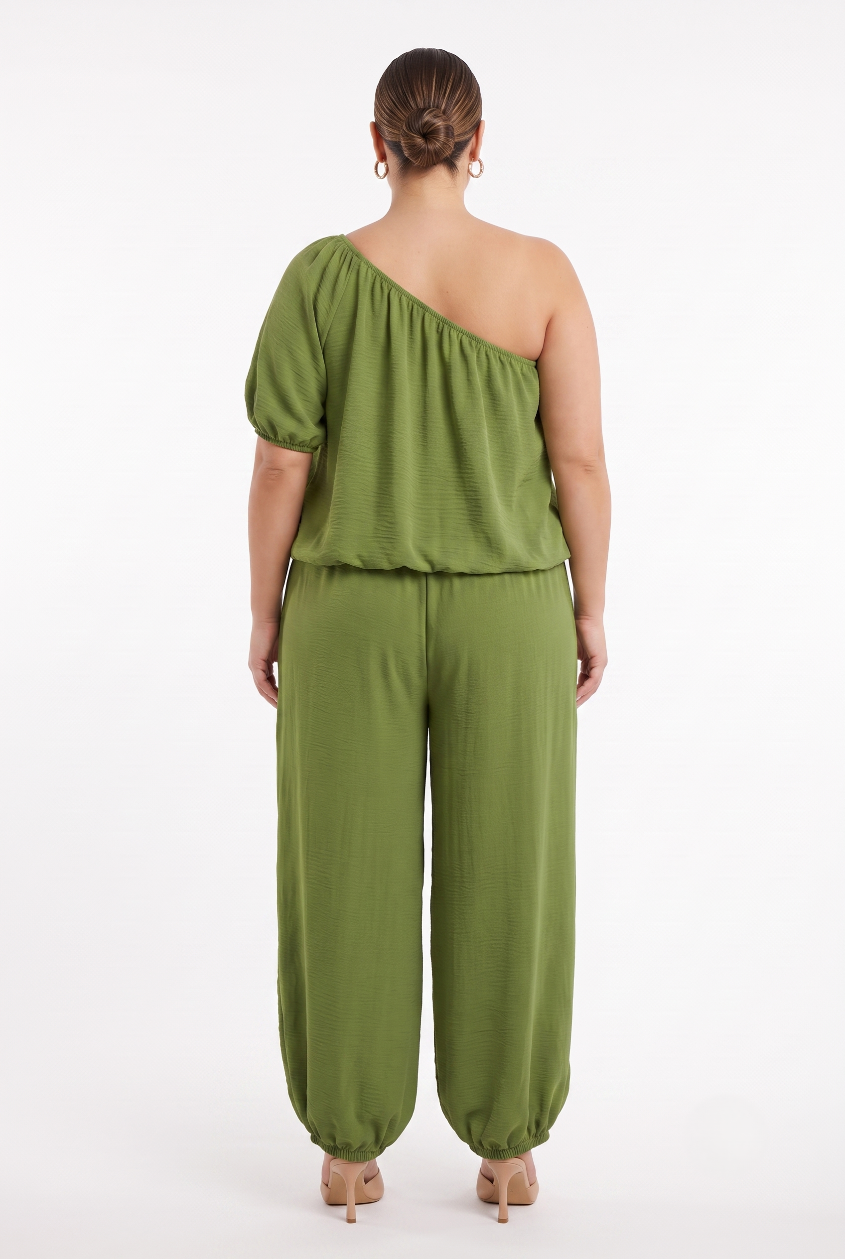 Completo curvy verde oliva con pantalone morbido, vista posteriore