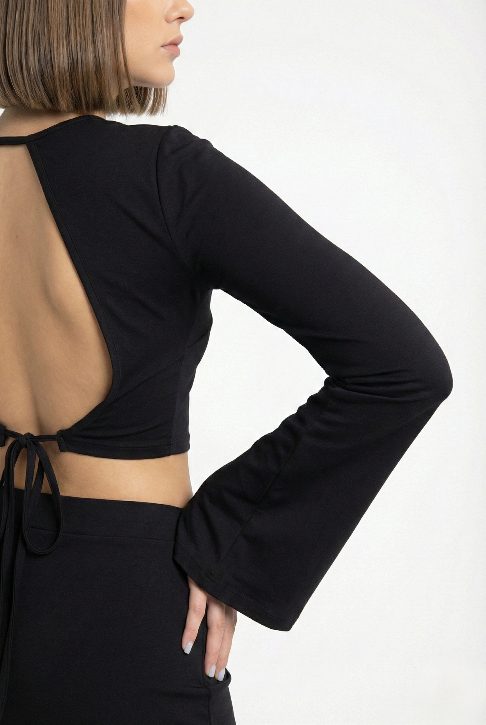 Completo due pezzi donna nero con schiena scoperta vista posteriore