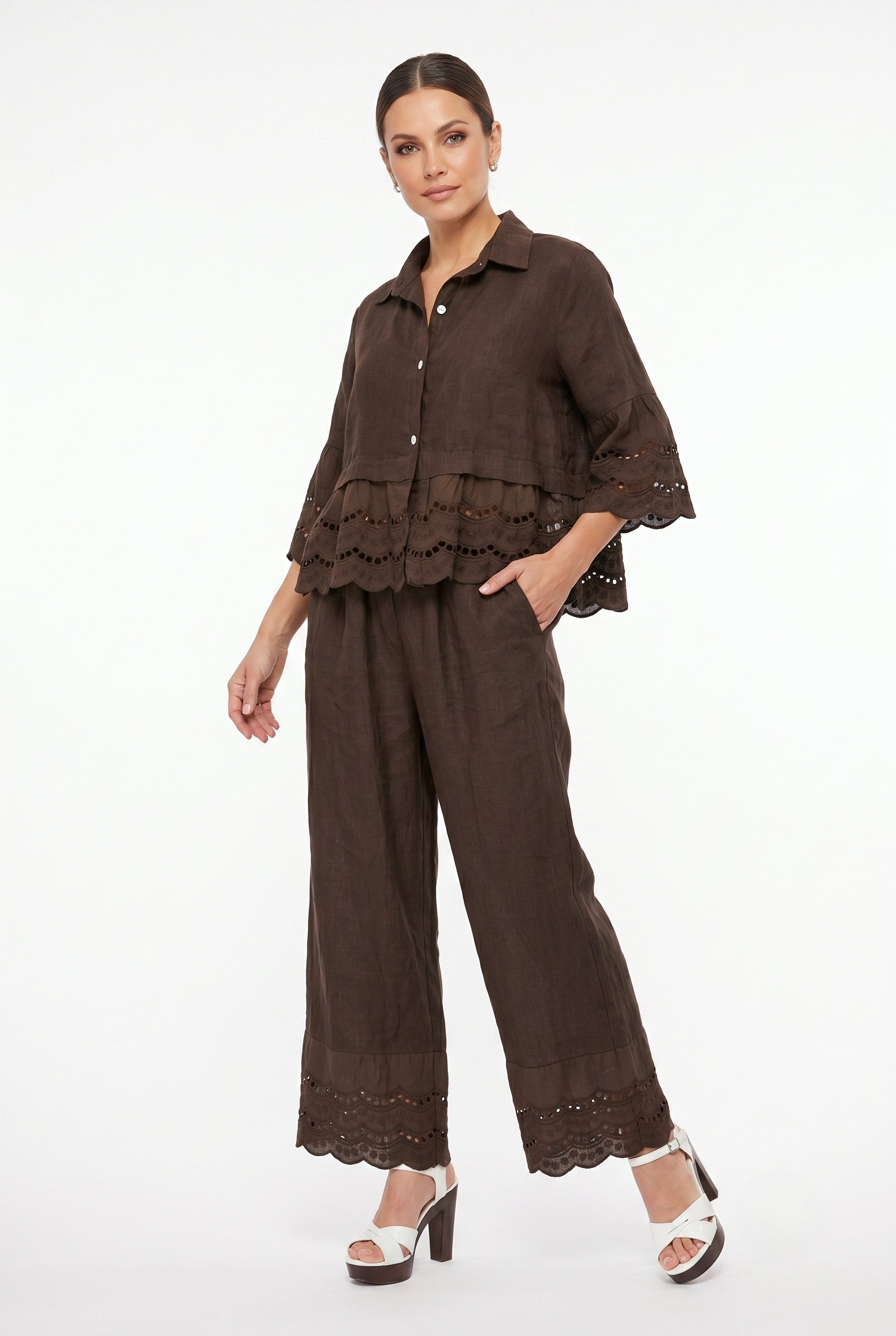 completo di lino composto da camicia e pantalone con pizzo sangallo marrone scuro