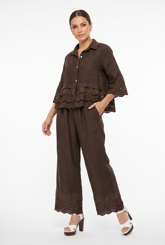 completo di lino composto da camicia e pantalone con pizzo sangallo marrone scuro