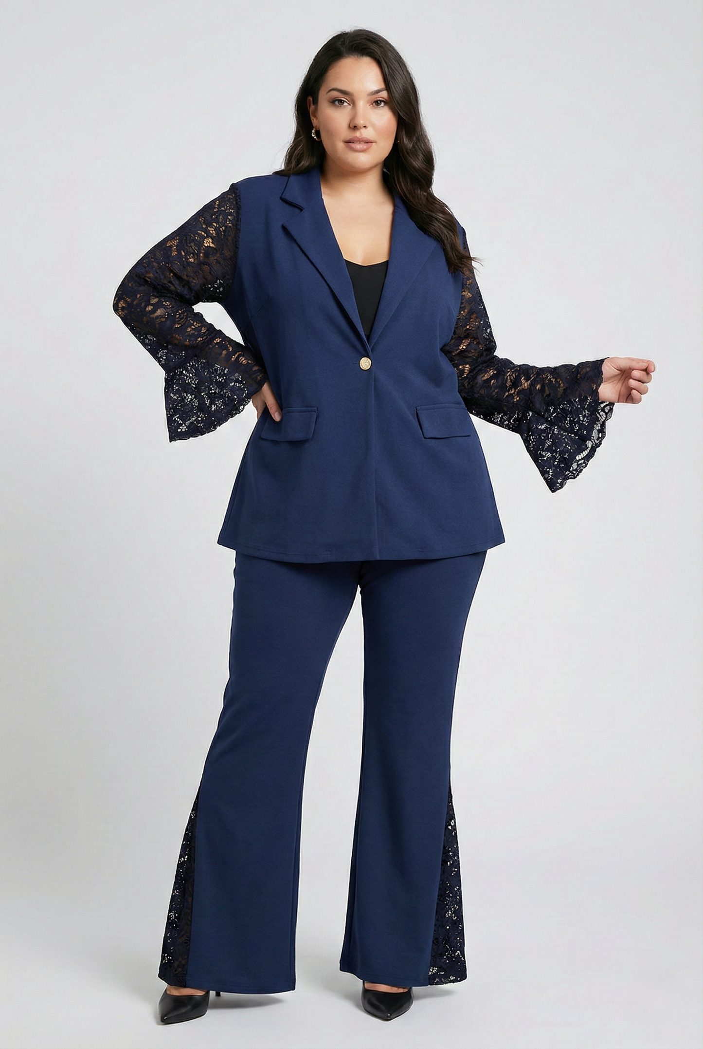 Completo blu plus size elegante donna con dettagli in pizzo e pantalone ampio