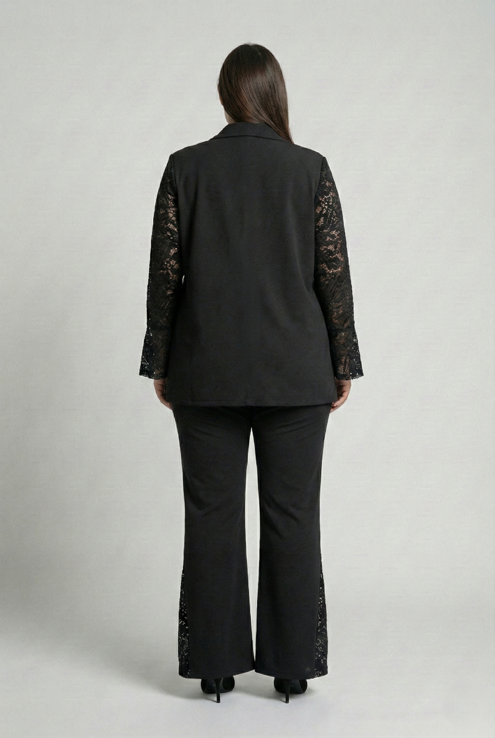 Completo nero elegante curvy con giacca monopetto e pantalone plus size vestibilità morbida