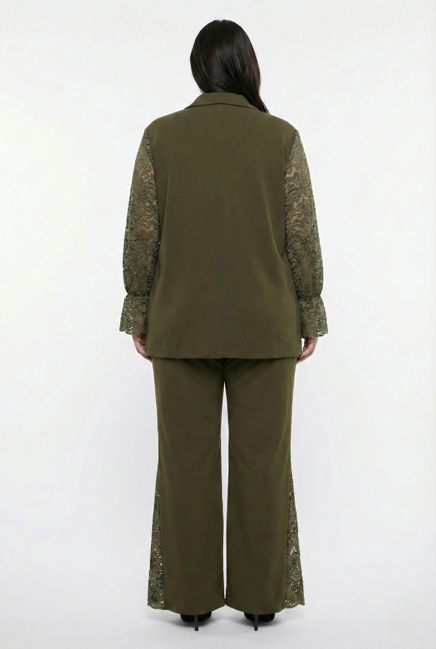 Completo elegante plus size verde militare con giacca in pizzo e pantalone a zampa taglia unica fino alla 60