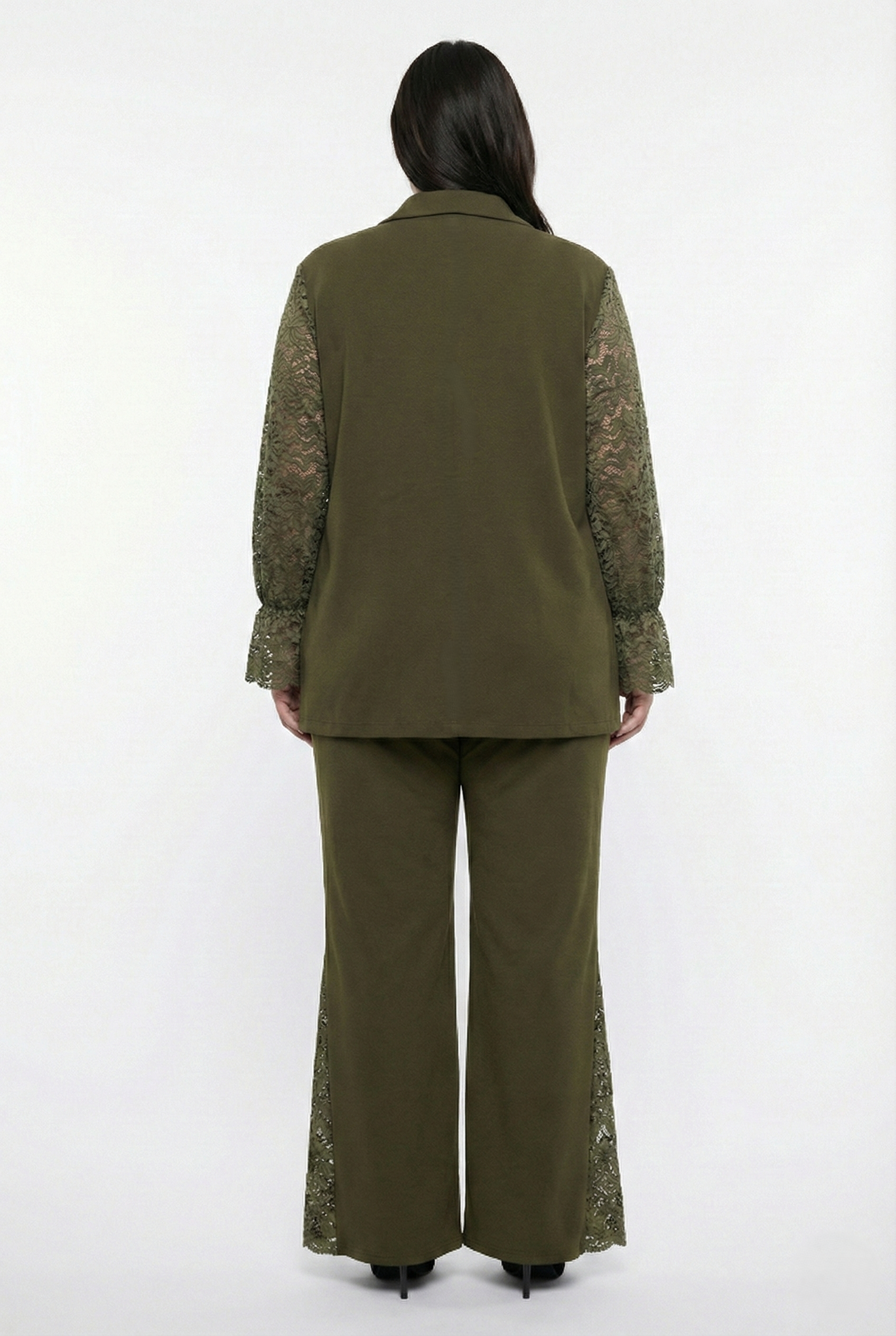 Completo elegante plus size verde militare con giacca in pizzo e pantalone a zampa taglia unica fino alla 60