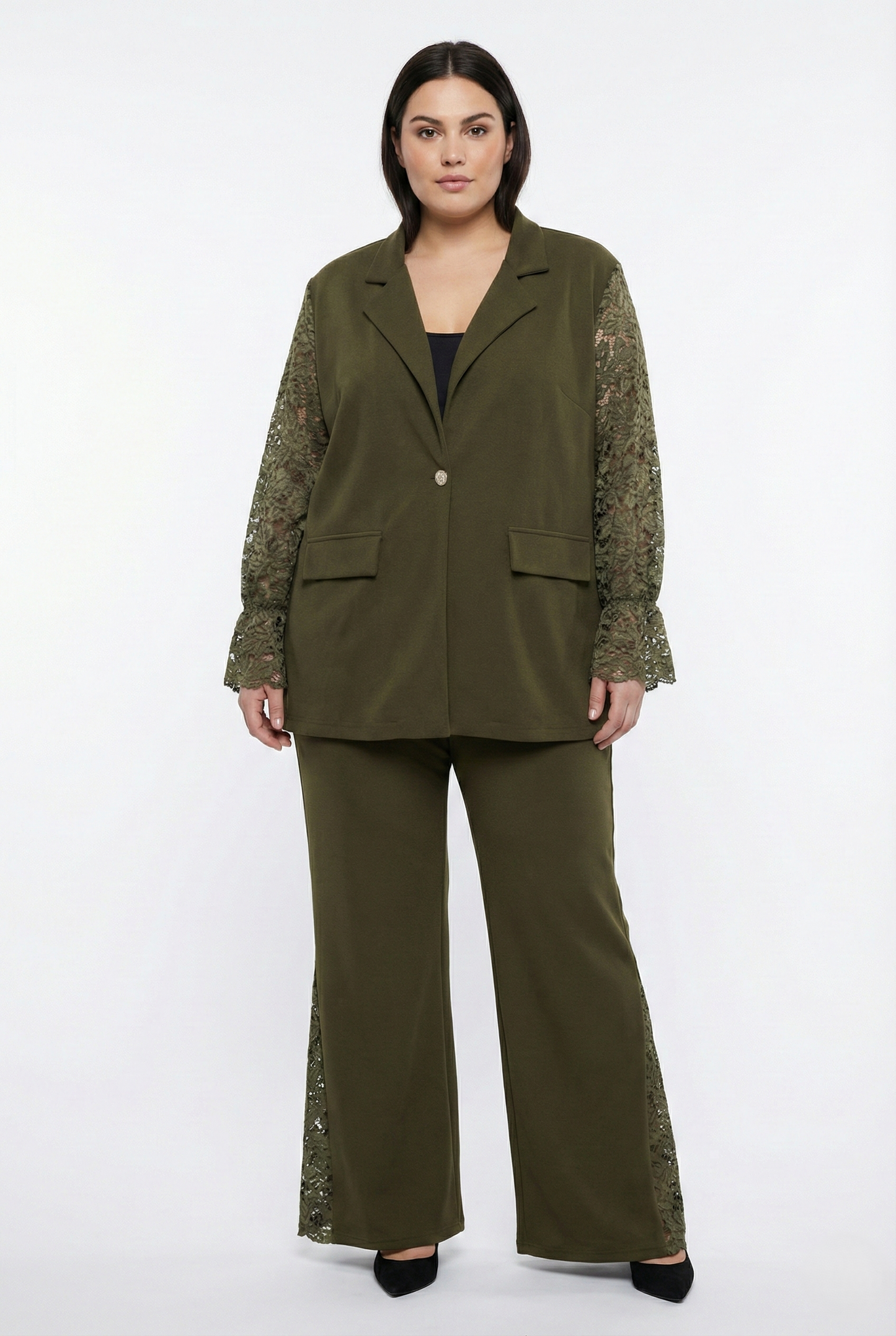 Completo elegante plus size verde militare con giacca in pizzo e pantalone a zampa taglia unica fino alla 60