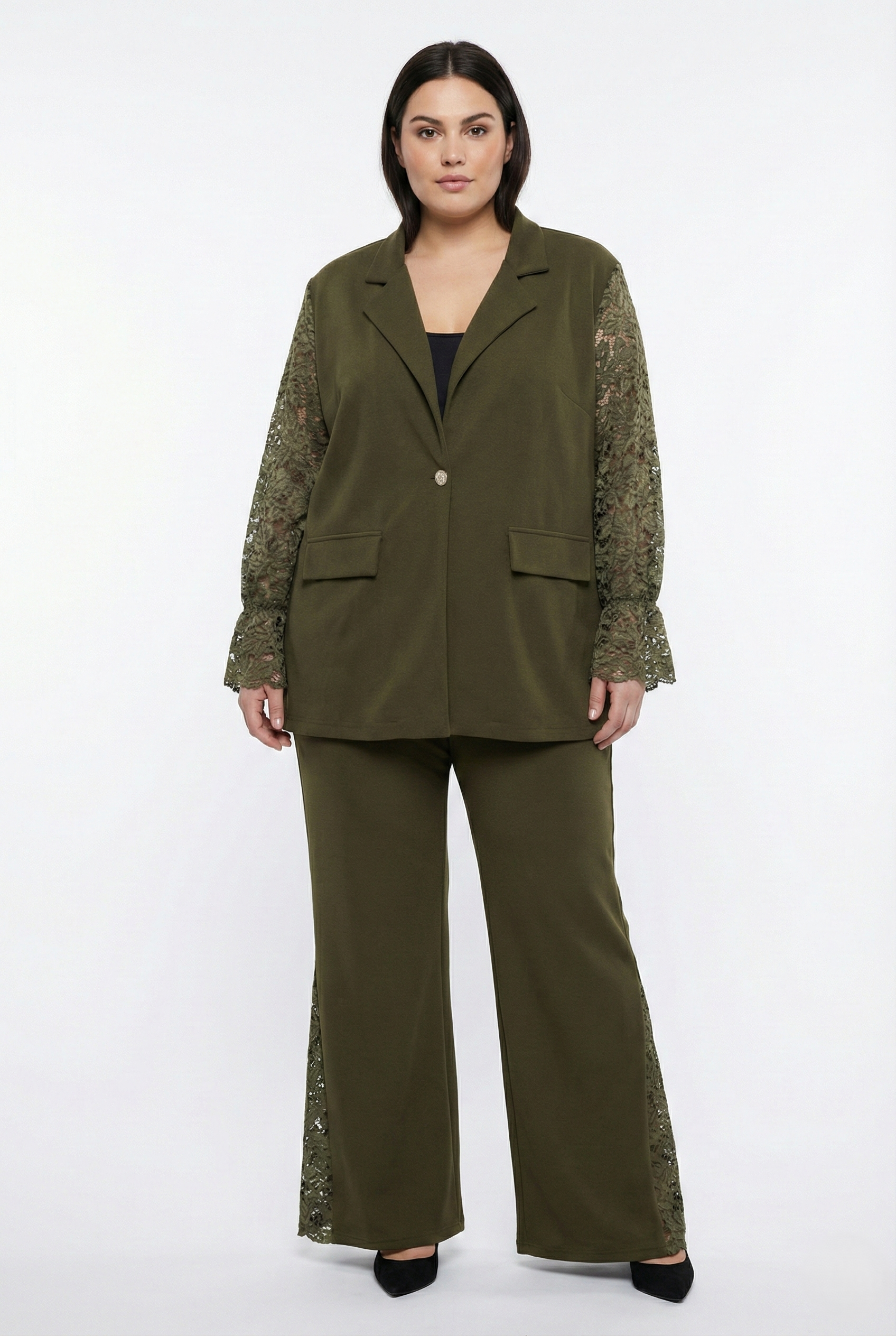 Completo elegante plus size verde militare con giacca in pizzo e pantalone a zampa taglia unica fino alla 60