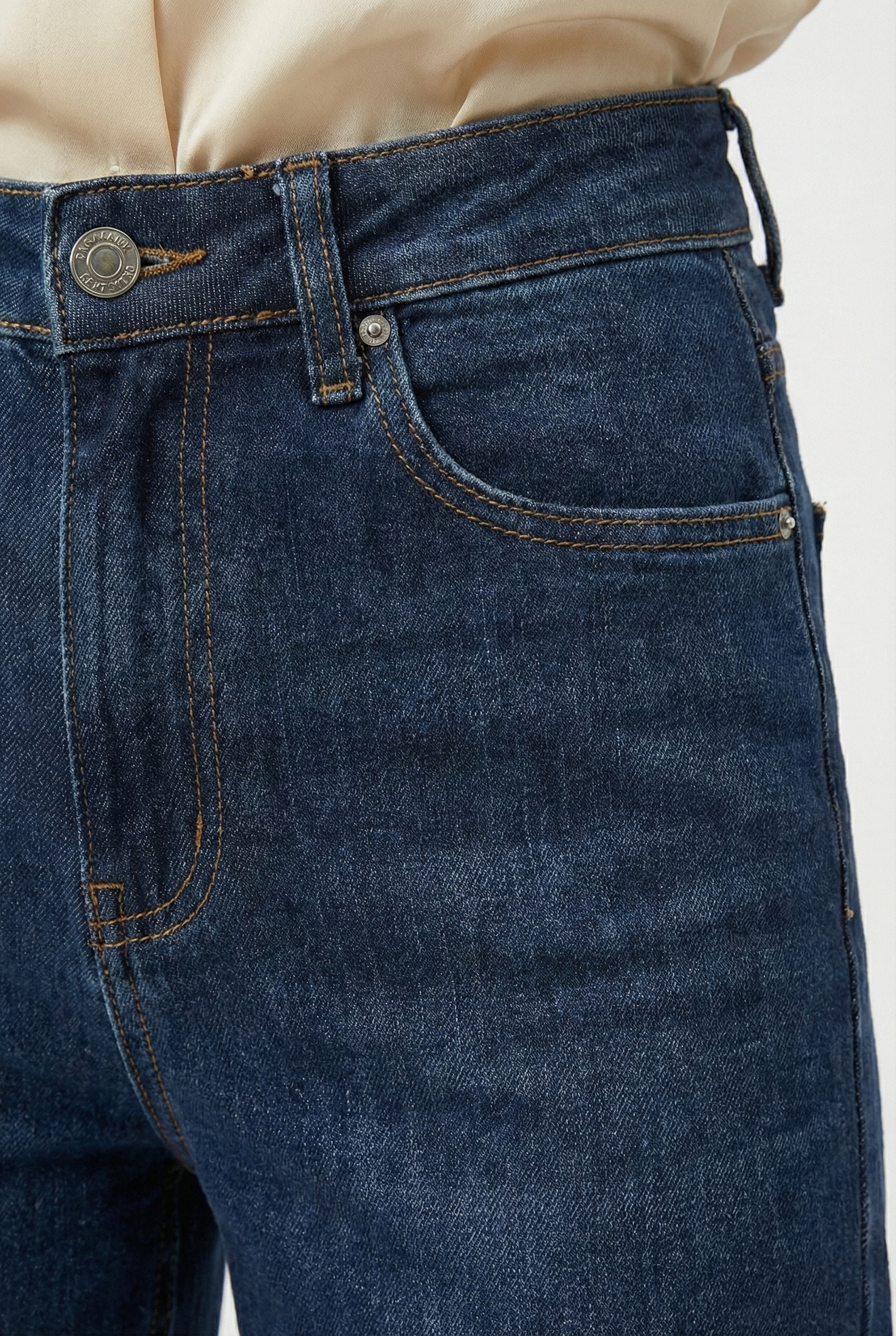 Dettaglio jeans donna denim blu scuro vita alta con tasche e cuciture a vista