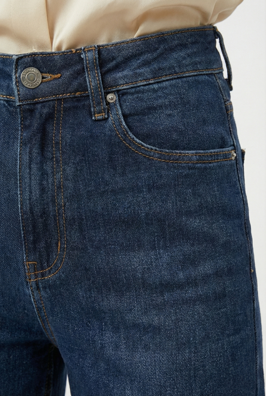 Dettaglio jeans donna denim blu scuro vita alta con tasche e cuciture a vista