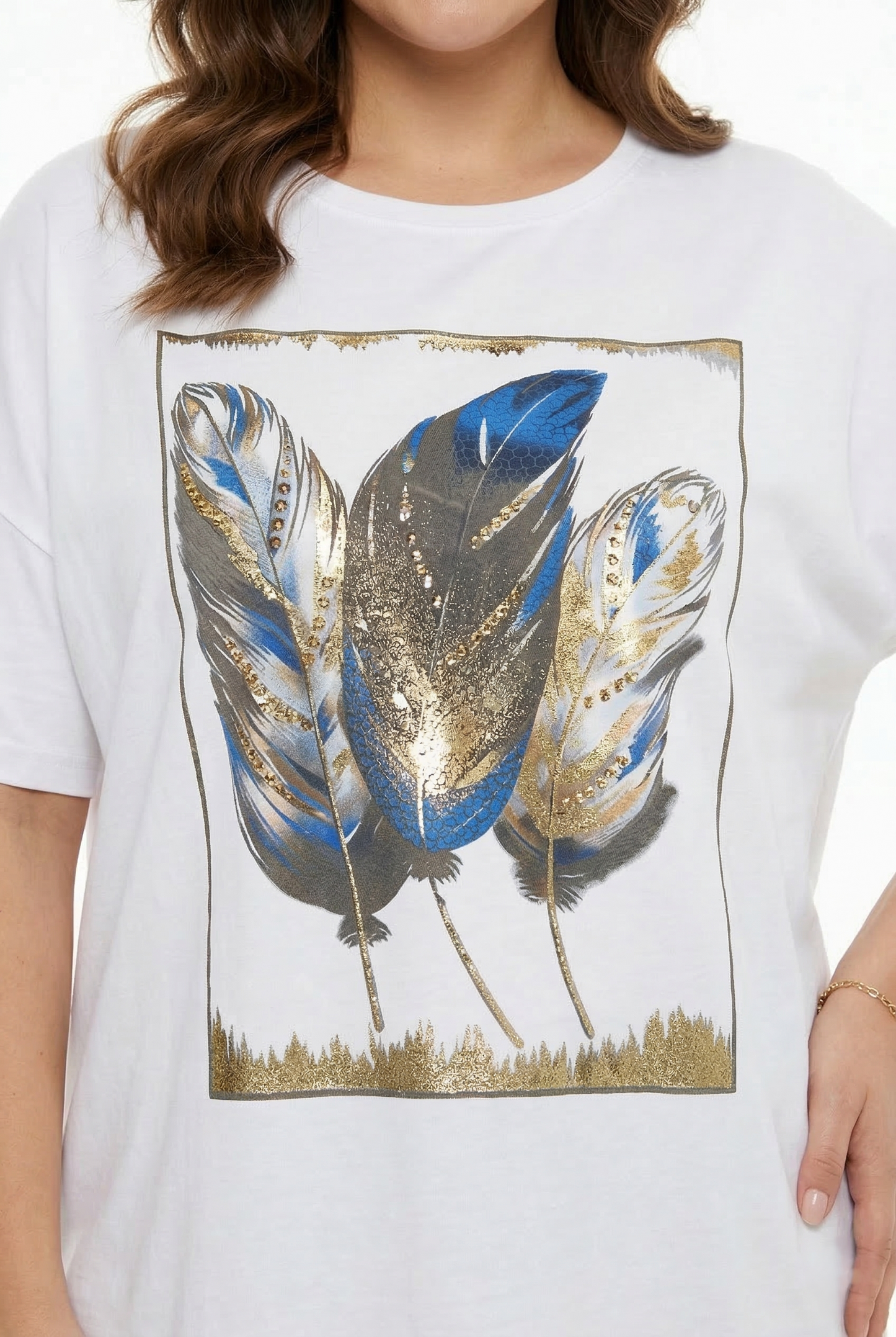 dettaglio t-shirt donna curvy con piume blu e dettagli glitter