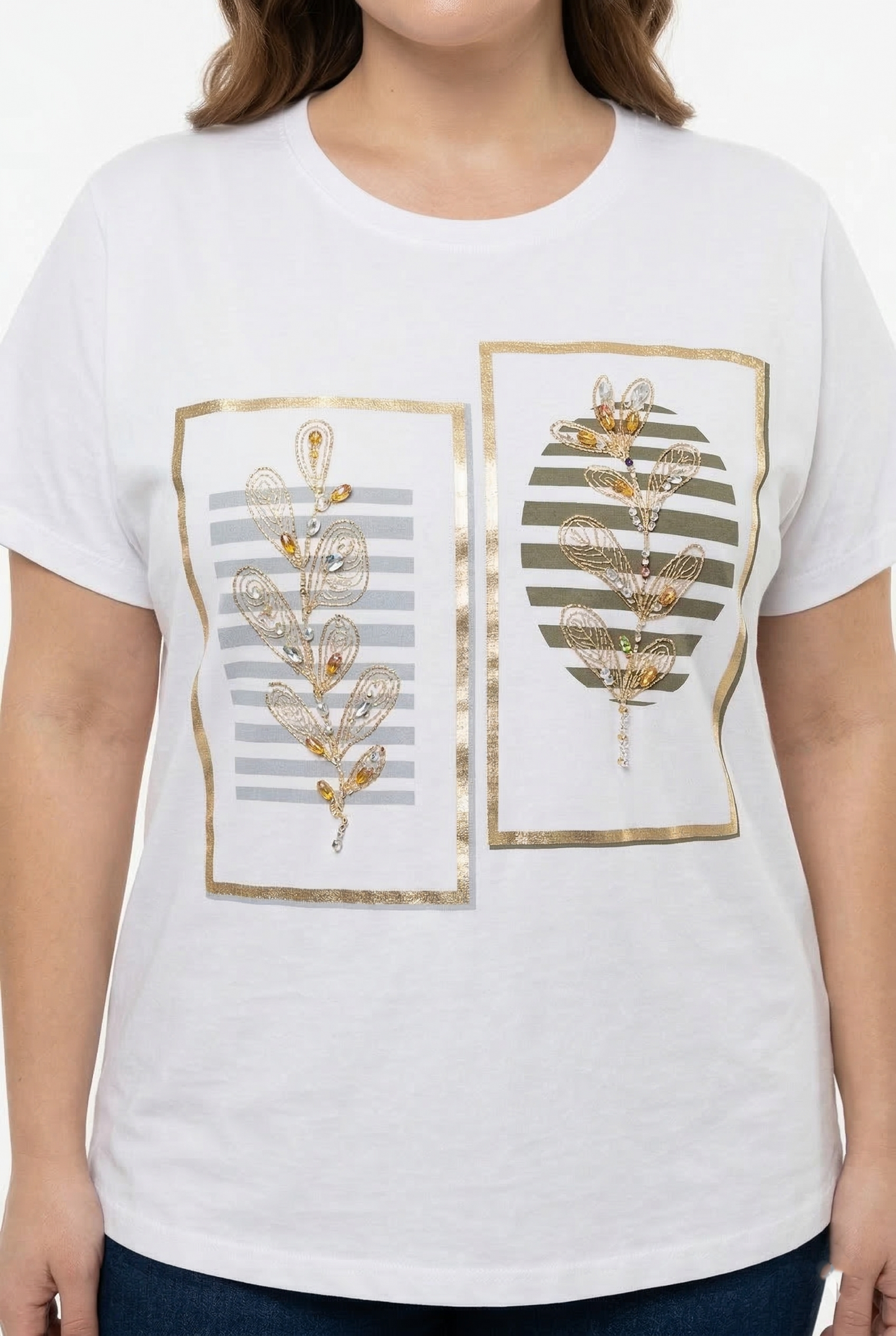 Dettaglio t-shirt curvy donna taglia unica fino alla 58 con stampa floreale dorata e strass